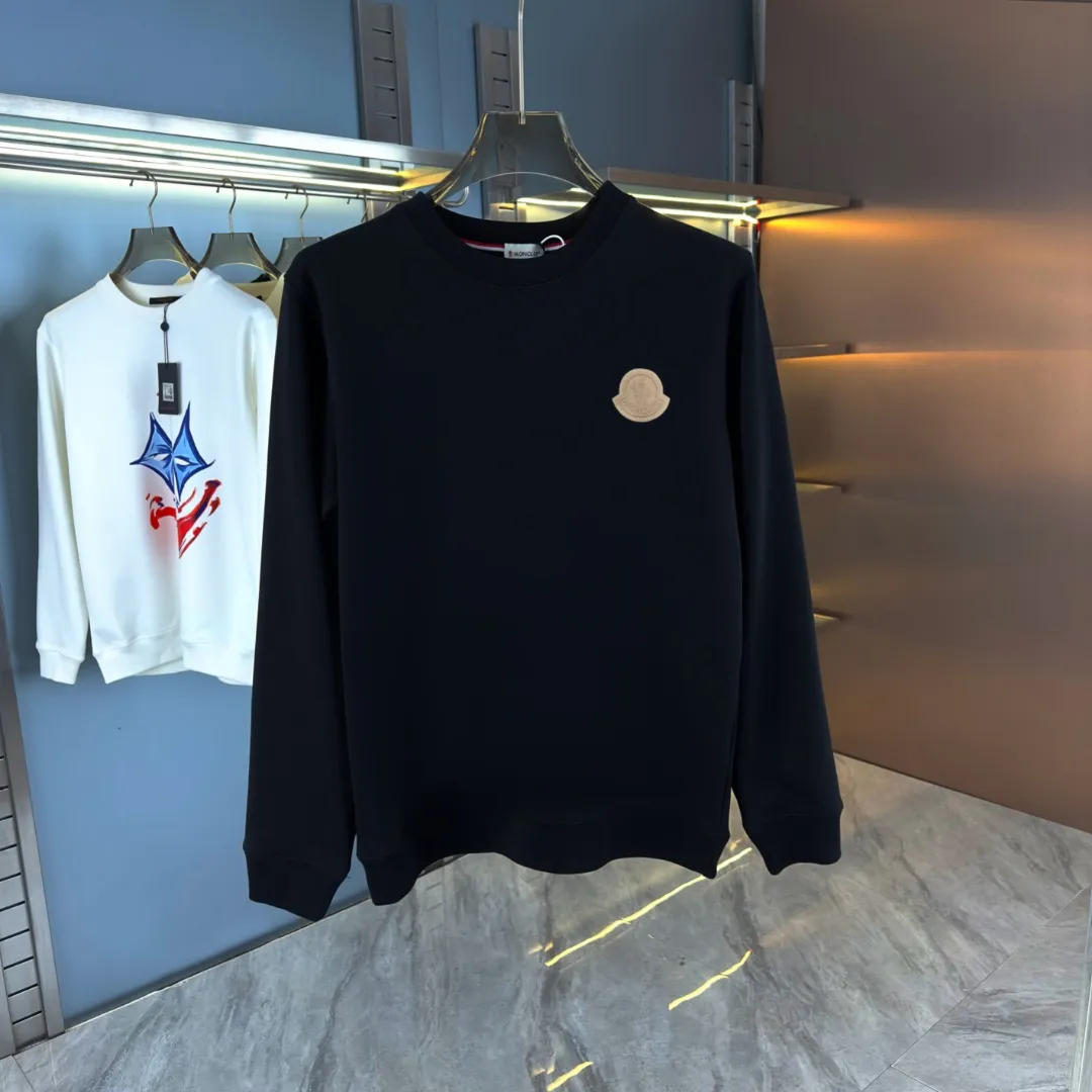 P210 high version sweatshirt) 📦With exclusive picture packaging📦 [Long-term ready stock] Upgraded version "Mobile phone smart sensor ~ NFC chip armband ~ Direct access to the official website anti-counterfeiting" 〖 𝐌𝐎𝐍𝐂𝐋𝐄𝐑 ~ Mouth covering〗 2025 new high quality, using 450g heavyweight fabric Different from the market currency, you can mix and match everything at will and you will be handsome😎The whole clothes is made of double waistcoats. The double waistcoats make the whole dress more three-dimensional. It is not an ordinary factory that can do such fine work. 2025 autumn and winter new style, on sale at the counter, exquisite printed round neck terry sweatshirt. High-end double-ply cotton. Customized stretch ribs are dyed in the same vat. Three standards are complete. It is matched with digital printing patterns and is very breathable. Same style for men and women. Color: black, white, apricot. Size: S M L XL 2XL