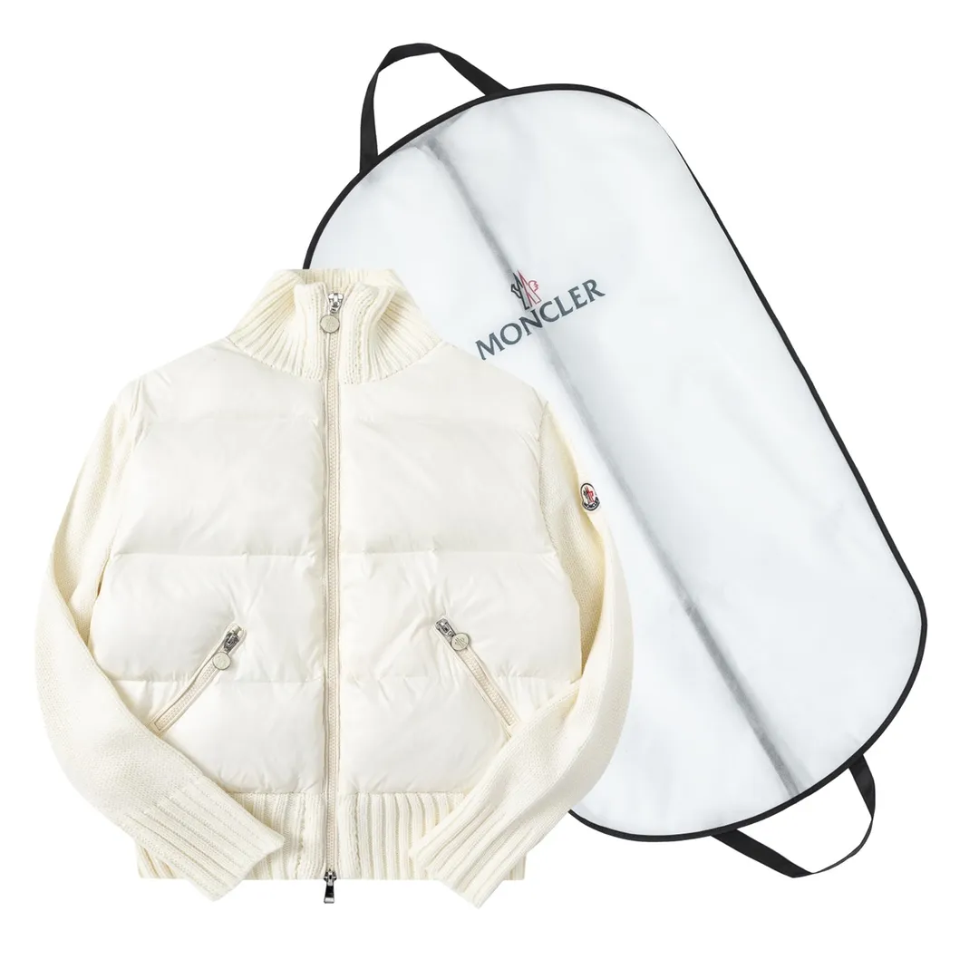 P620 dust bag) Moncler/muzzle 🆕NEW new autumn and winter down spliced jacket #Down jacket #daily wear Monc*lerNEW23 new autumn and winter down spliced jacket, golden stand collar, large pockets on both sides designed with embroidered logo on the back, down filling for practical wearability while adding splicing popular elements ~ short version, solid color series full of high-end feeling! Comfortable, fashionable and versatile! Black and white size: 1/2/3/4 (corresponds to S-XL)