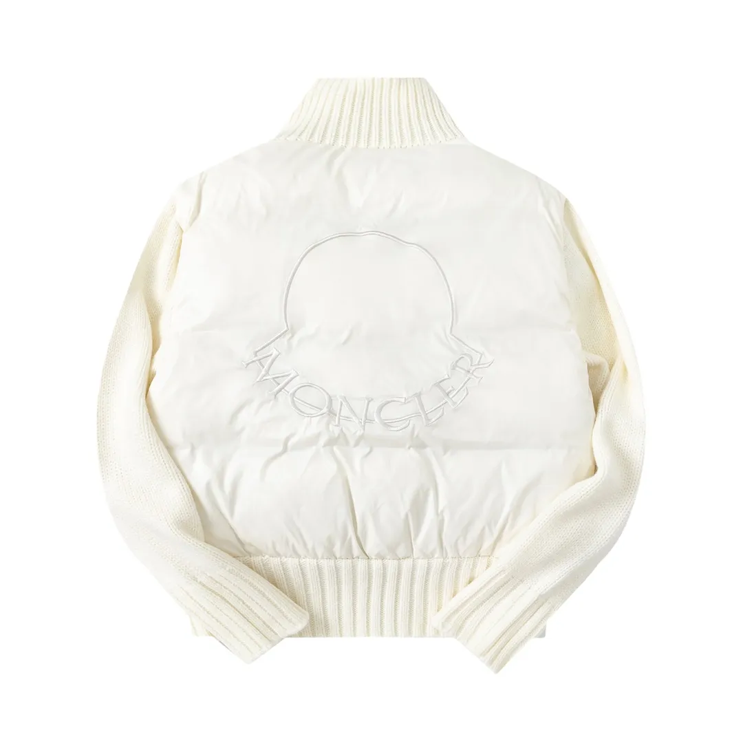 P620 dust bag) Moncler/muzzle 🆕NEW new autumn and winter down spliced jacket #Down jacket #daily wear Monc*lerNEW23 new autumn and winter down spliced jacket, golden stand collar, large pockets on both sides designed with embroidered logo on the back, down filling for practical wearability while adding splicing popular elements ~ short version, solid color series full of high-end feeling! Comfortable, fashionable and versatile! Black and white size: 1/2/3/4 (corresponds to S-XL)