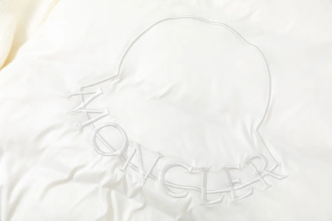 P620 dust bag) Moncler/muzzle 🆕NEW new autumn and winter down spliced jacket #Down jacket #daily wear Monc*lerNEW23 new autumn and winter down spliced jacket, golden stand collar, large pockets on both sides designed with embroidered logo on the back, down filling for practical wearability while adding splicing popular elements ~ short version, solid color series full of high-end feeling! Comfortable, fashionable and versatile! Black and white size: 1/2/3/4 (corresponds to S-XL)