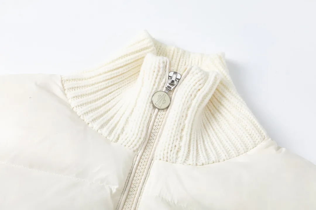 P620 dust bag) Moncler/muzzle 🆕NEW new autumn and winter down spliced jacket #Down jacket #daily wear Monc*lerNEW23 new autumn and winter down spliced jacket, golden stand collar, large pockets on both sides designed with embroidered logo on the back, down filling for practical wearability while adding splicing popular elements ~ short version, solid color series full of high-end feeling! Comfortable, fashionable and versatile! Black and white size: 1/2/3/4 (corresponds to S-XL)