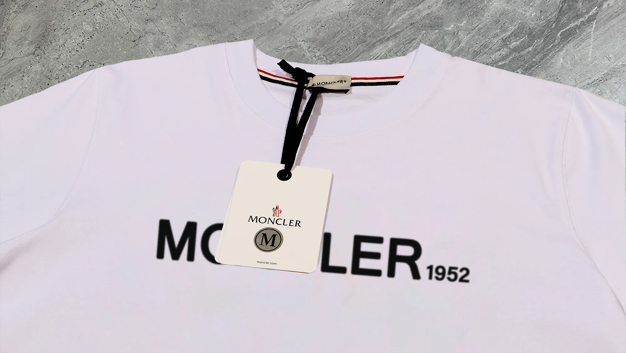 P210 High-version sweatshirt) [Long-term stock] 〖𝐌𝐎𝐍𝐂𝐋𝐄𝐑~Mask〗 Made of 440g heavy-weight fabric. It is different from the market currency. It can be matched with any variety and is properly handsome. 😎The whole dress is made of double waistcoats. The double waistcoats make the whole dress more three-dimensional. Not ordinary factories can do such fine work. 2025 Spring runway version of the T stage, on sale at the counter, round neck terry sweatshirt, high-end double-strand pure cotton, custom-made stretch ribs, dyed in the same vat, complete with three standards, matched with exquisite embroidered LOGO on the chest, simple and advanced, same style for men and women. Color: black, apricot, white, size: S M L XL 2XL