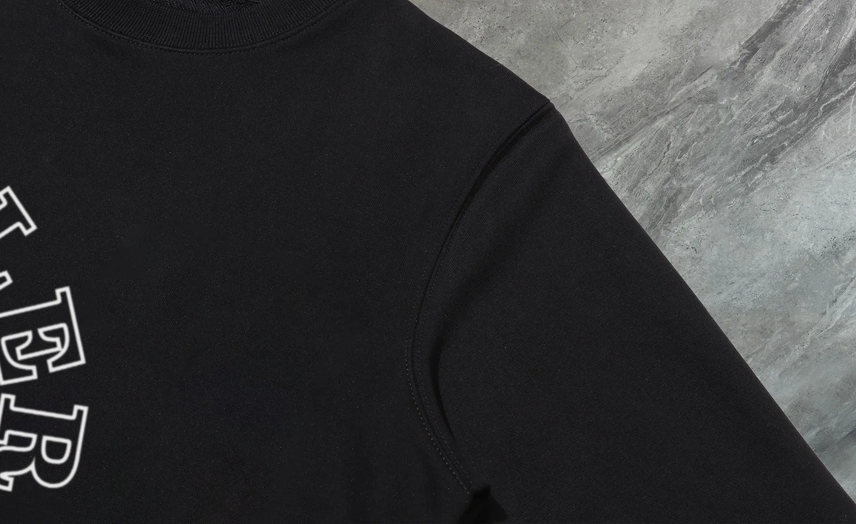 P210 High-version sweatshirt) [Long-term stock] 〖𝐌𝐎𝐍𝐂𝐋𝐄𝐑~Mask〗 Made of 440g heavy-weight fabric. It is different from the market currency. It can be matched with any variety and is properly handsome. 😎The whole dress is made of double waistcoats. The double waistcoats make the whole dress more three-dimensional. Not ordinary factories can do such fine work. 2025 Spring runway version of the T stage, on sale at the counter, round neck terry sweatshirt, high-end double-strand pure cotton, custom-made stretch ribs, dyed in the same vat, complete with three standards, matched with exquisite embroidered LOGO on the chest, simple and advanced, same style for men and women. Color: black, apricot, white, size: S M L XL 2XL