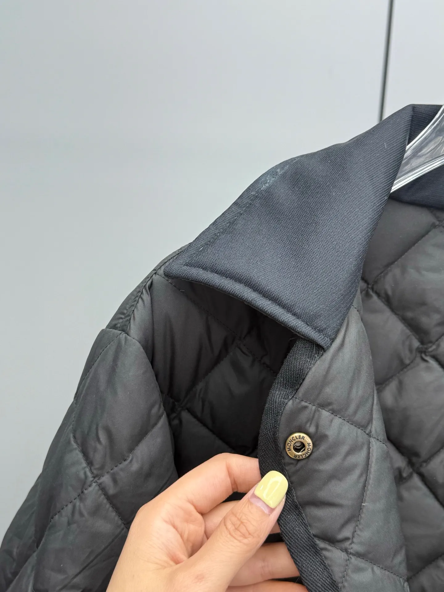 P780 Moncler 2025 New Chitre Women's Diamond Quilted Shirt-style Down Jacket When diamond quilting meets a crisp shirt collar, Moncler redefines urban women's wardrobe with ingenuity. The three-dimensional rhombus locks in the warmth of 90% goose down, making it as light as a cloud; the waist-cut tailoring hides graceful curves, blooming softness in neatness. From morning meetings to candlelight dinners, you can transition effortlessly in one piece - no need to compromise on style or temperature, and no need to change shirts for the occasion. Color: black, off-white, khaki, military green Size: 0-1-2-3