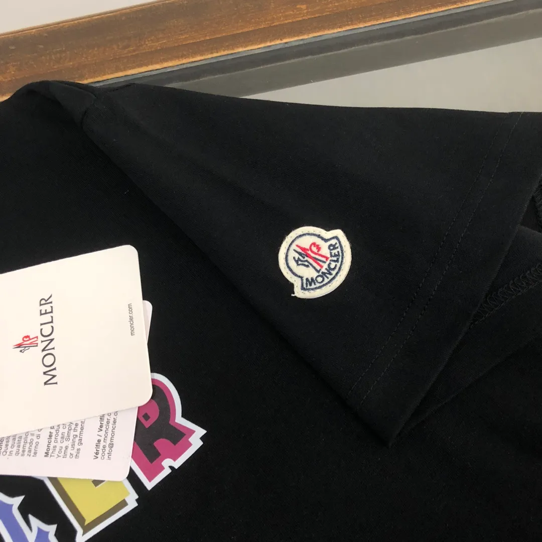 P160 MONCLER 25 The latest short-sleeved T-shirt for couples ~ Featured brand contrasting letter print ~ The fabric upper body is comfortable and breathable, not stiff, slim cut, made of high-end custom-made pure cotton fabric! The upper body is comfortable and stylish, and it can be worn alone as an inner layer. It is a must-have for fashionistas! ! ! Color: Black White Sky Blue Orange Size: S M L XL (Loose fit! Please state your height and weight when placing an order)