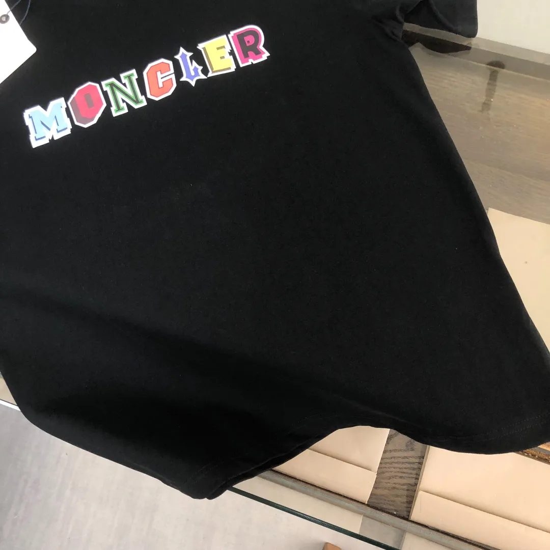 P160 MONCLER 25 The latest short-sleeved T-shirt for couples ~ Featured brand contrasting letter print ~ The fabric upper body is comfortable and breathable, not stiff, slim cut, made of high-end custom-made pure cotton fabric! The upper body is comfortable and stylish, and it can be worn alone as an inner layer. It is a must-have for fashionistas! ! ! Color: Black White Sky Blue Orange Size: S M L XL (Loose fit! Please state your height and weight when placing an order)