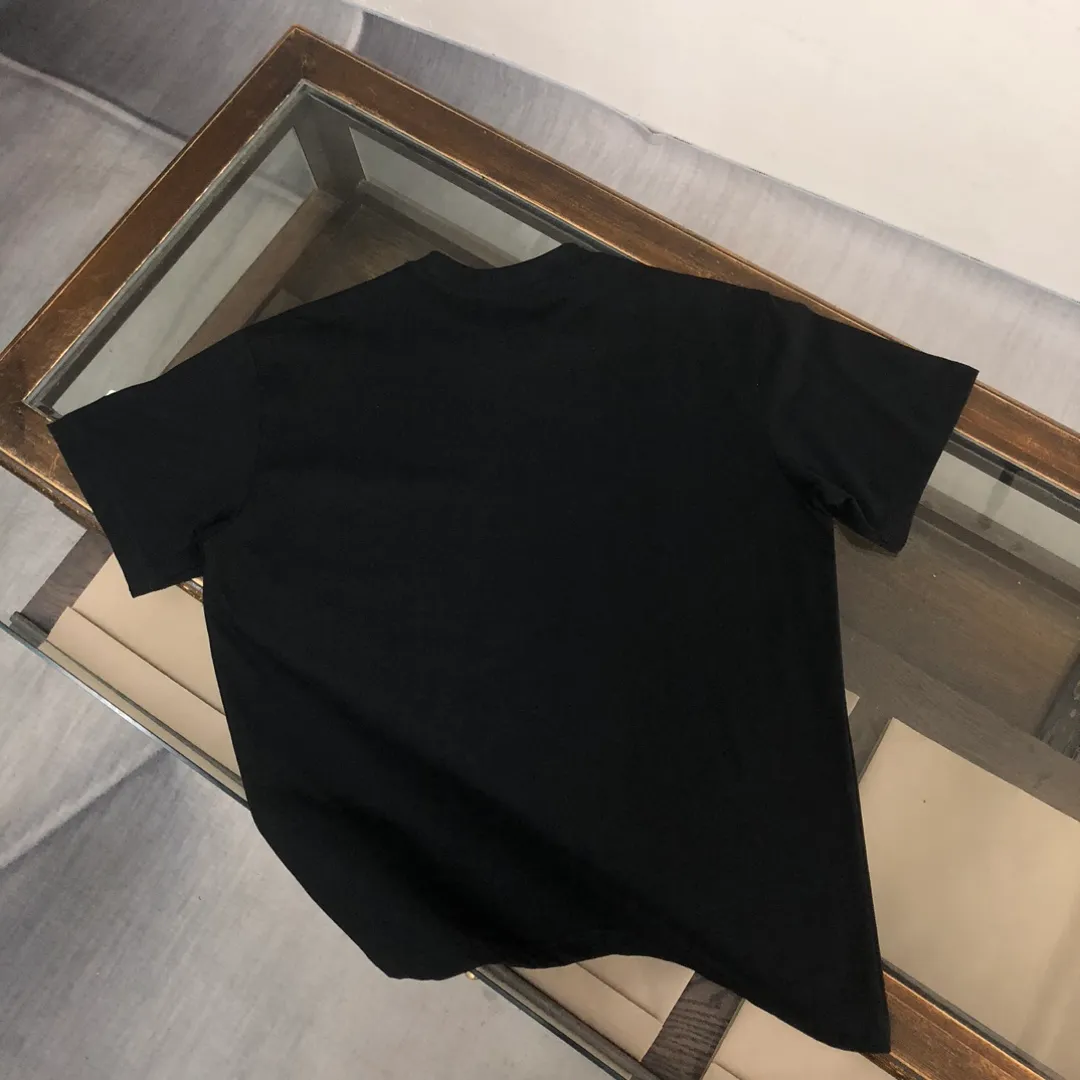 P160 MONCLER 25 The latest short-sleeved T-shirt for couples ~ Featured brand contrasting letter print ~ The fabric upper body is comfortable and breathable, not stiff, slim cut, made of high-end custom-made pure cotton fabric! The upper body is comfortable and stylish, and it can be worn alone as an inner layer. It is a must-have for fashionistas! ! ! Color: Black White Sky Blue Orange Size: S M L XL (Loose fit! Please state your height and weight when placing an order)