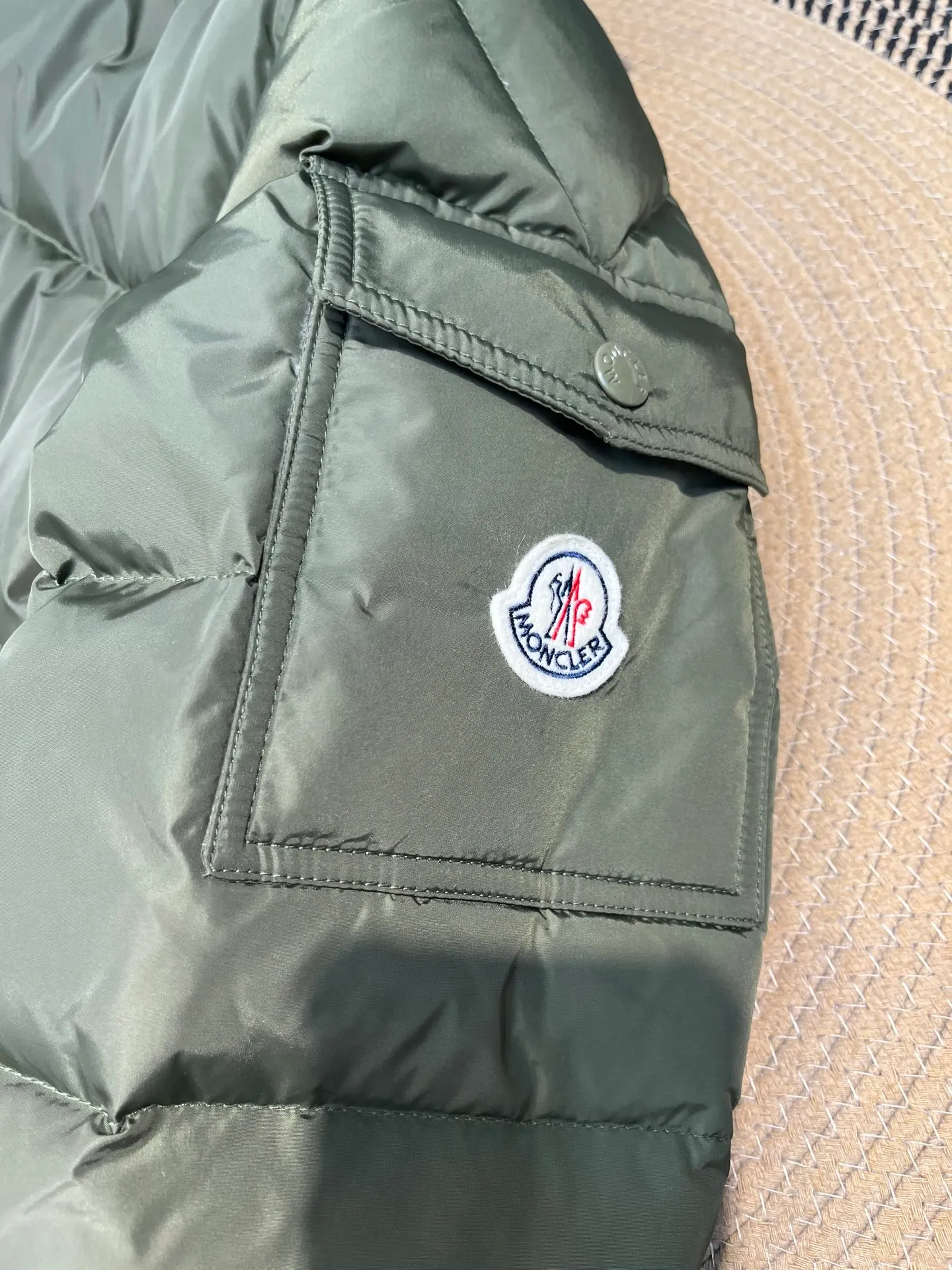 P900 Moncler 🌟Mouth cover New matte classic Maya for autumn and winter! Official website synchronized 🈶sale! Yuhuang's century-old evergreen series of products! The latest product from Mayan culture! 90 down filling, the fullness of the down can be seen with the naked eye. Disassembled, the fabric is soft and textured. It continues to be a hot seller, and the upper body is lighter and more comfortable. Color: black green yellow size: 12345