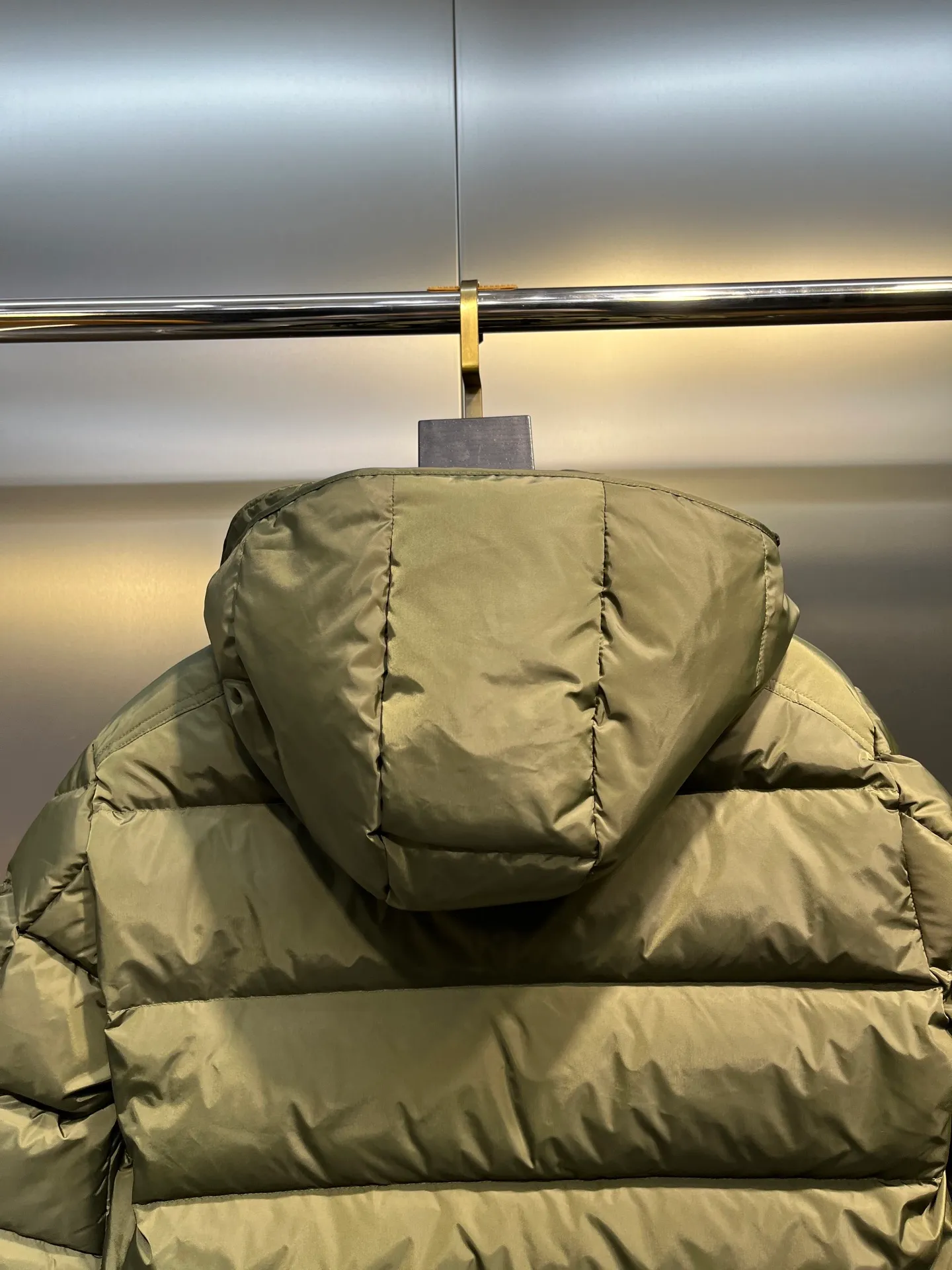 P900 Moncler 🌟Mouth cover New matte classic Maya for autumn and winter! Official website synchronized 🈶sale! Yuhuang's century-old evergreen series of products! The latest product from Mayan culture! 90 down filling, the fullness of the down can be seen with the naked eye. Disassembled, the fabric is soft and textured. It continues to be a hot seller, and the upper body is lighter and more comfortable. Color: black green yellow size: 12345