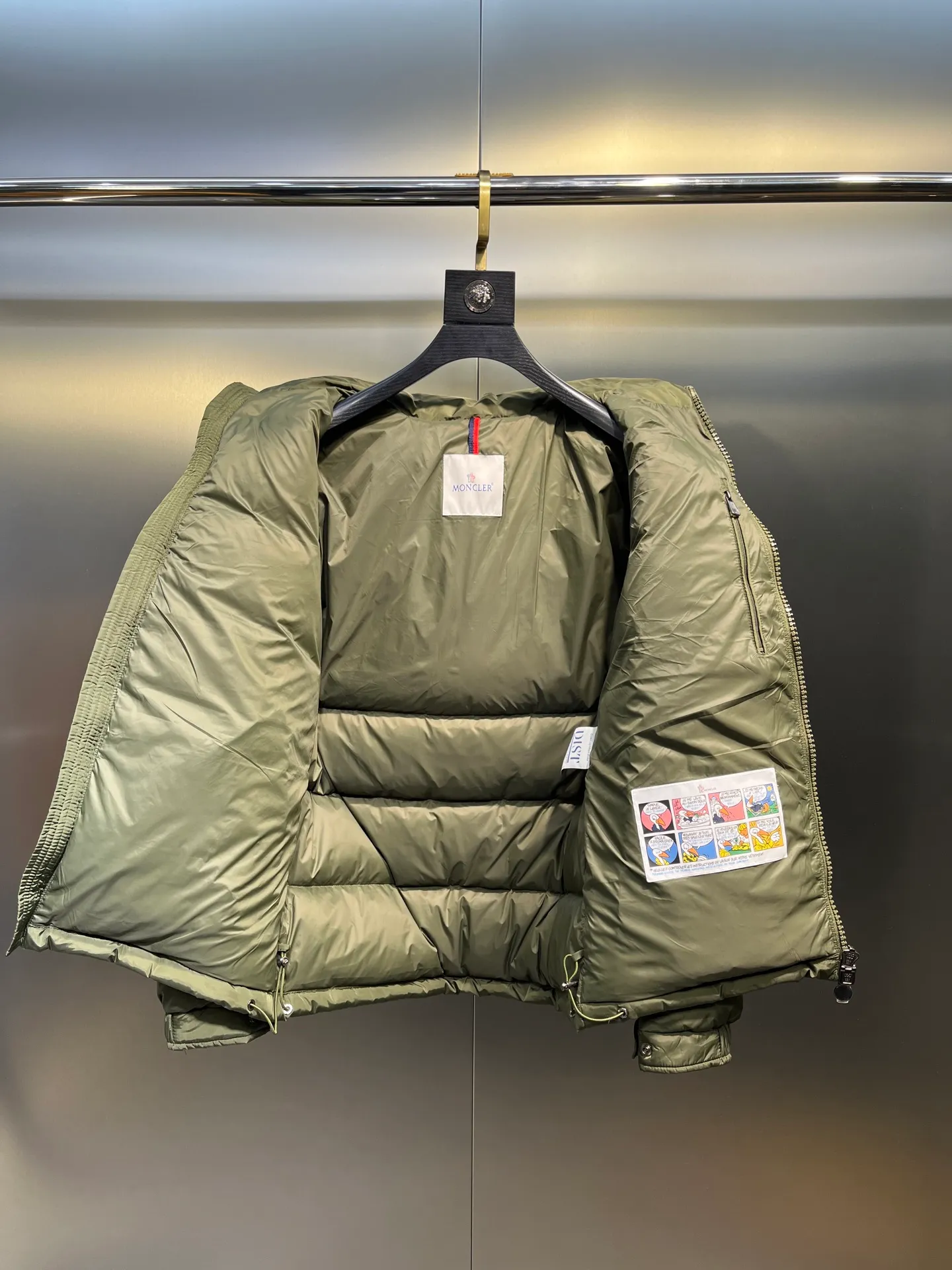 P900 Moncler 🌟Mouth cover New matte classic Maya for autumn and winter! Official website synchronized 🈶sale! Yuhuang's century-old evergreen series of products! The latest product from Mayan culture! 90 down filling, the fullness of the down can be seen with the naked eye. Disassembled, the fabric is soft and textured. It continues to be a hot seller, and the upper body is lighter and more comfortable. Color: black green yellow size: 12345