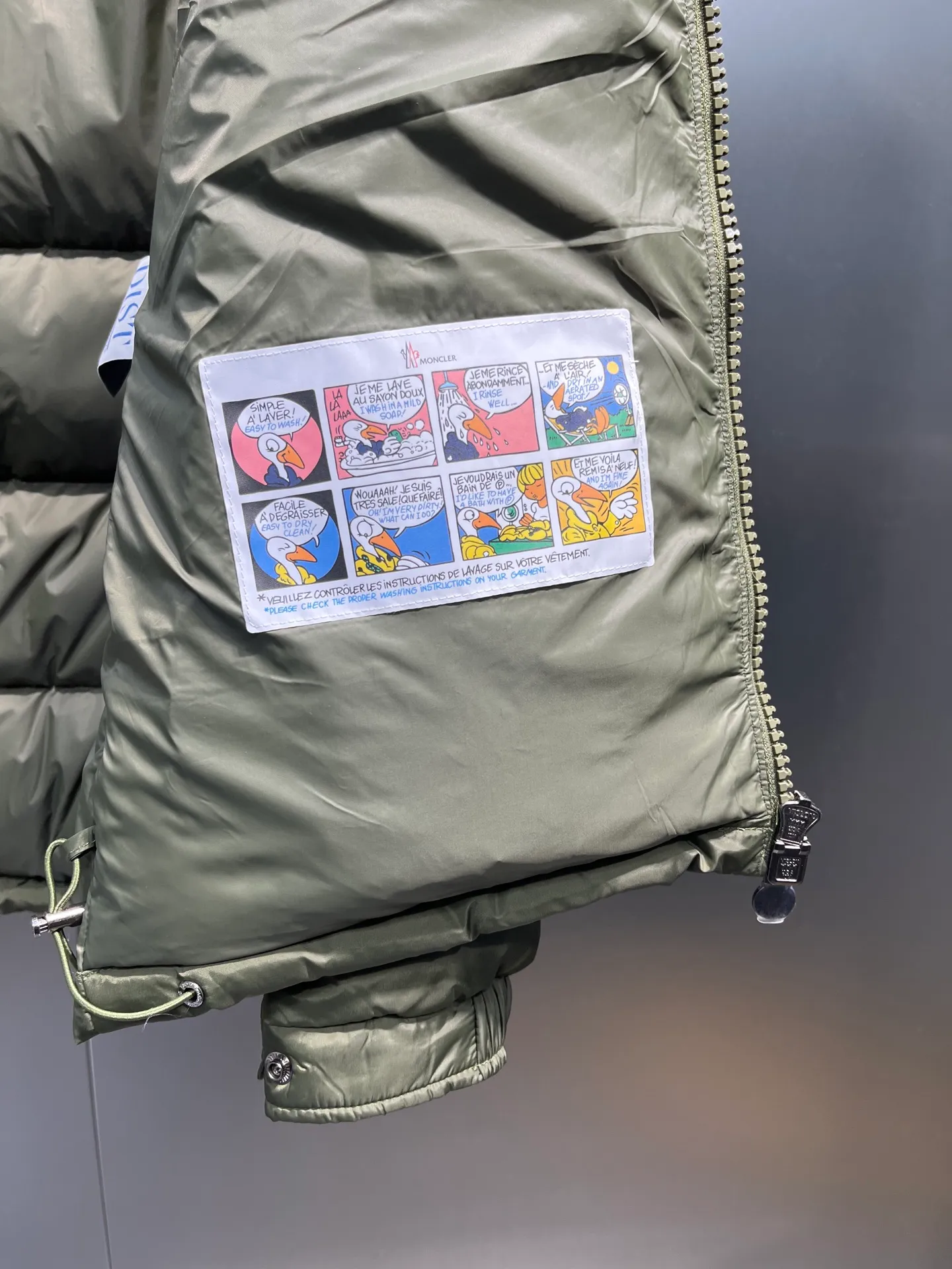 P900 Moncler 🌟Mouth cover New matte classic Maya for autumn and winter! Official website synchronized 🈶sale! Yuhuang's century-old evergreen series of products! The latest product from Mayan culture! 90 down filling, the fullness of the down can be seen with the naked eye. Disassembled, the fabric is soft and textured. It continues to be a hot seller, and the upper body is lighter and more comfortable. Color: black green yellow size: 12345