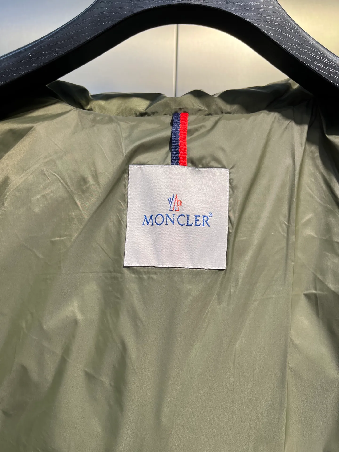 P900 Moncler 🌟Mouth cover New matte classic Maya for autumn and winter! Official website synchronized 🈶sale! Yuhuang's century-old evergreen series of products! The latest product from Mayan culture! 90 down filling, the fullness of the down can be seen with the naked eye. Disassembled, the fabric is soft and textured. It continues to be a hot seller, and the upper body is lighter and more comfortable. Color: black green yellow size: 12345