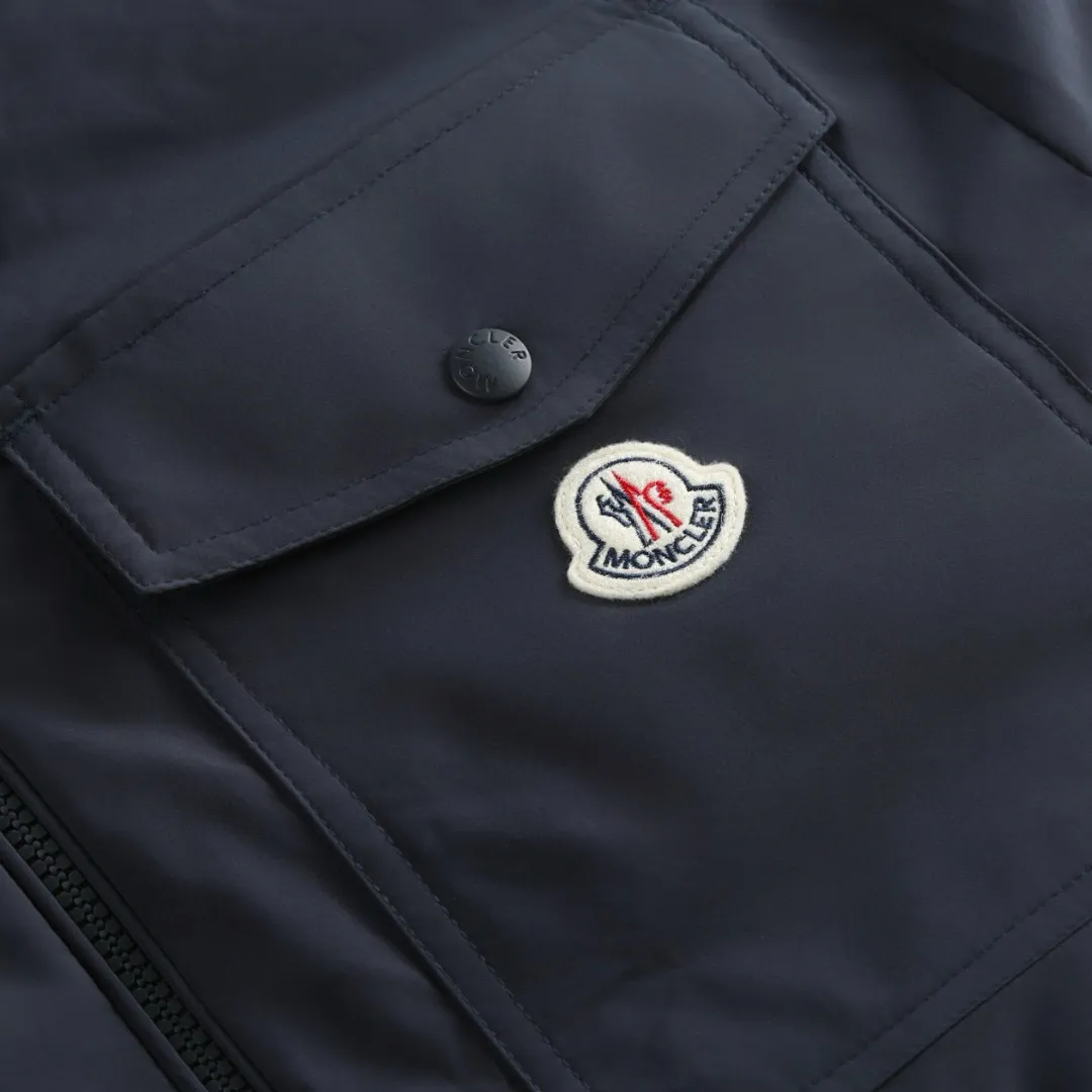 P910 [Exclusive supply] Moncler Pocket Logo Jacket Down Jacket (Navy Blue) The high-quality filling is made of 90 white duck down, with a weight of 200g, ensuring excellent thermal insulation performance. After strict screening and processing, the velvet is not easy to drill, ensuring durability. The fabric is made of 100% polyester fiber and is microfiberized. The individual fibers become extremely fine, which greatly increases the fiber surface area, making the fabric soft and smooth, and the touch is close to natural fibers. The high-density textile method makes the structure tight, thus giving it a certain degree of wrinkle resistance, windproof warmth and wear resistance. The lining is made of 100% nylon. The high-density and tight weaving process prevents fine lint from getting out of the gaps in the fabric. The smooth surface improves the putting on and taking off experience, and the excellent wear and tear resistance ensures damage caused by frequent use, while the light and soft texture does not affect the overall weight. It adopts a neat shirt style, which is slimmer and more capable than conventional down jackets. It is suitable for business casual or various occasions. The interior of the orange lining uses a highly saturated orange lining, which brings a surprising visual impact when worn. The flap chest patch pocket located on the left chest is not only practical, but also greatly enhances the sophistication and recognition of the garment. The flip design can better protect the contents of the bag. The front of the clothing uses a smooth zipper as the main opening and closing method to ensure windproof warmth and easy putting on and taking off. The cuffs are opened and closed with buttons, which can accurately adjust the tightness of the cuffs to prevent cold wind from entering. At the same time, it perfectly echoes the overall shirt style and looks particularly elegant. The interior is quilted with imported No. 7 needles and anti-velvet thin threads, with 13 stitches every three centimeters. The stitches are straight and there is no skipped stitches. Size:1-2-3-4