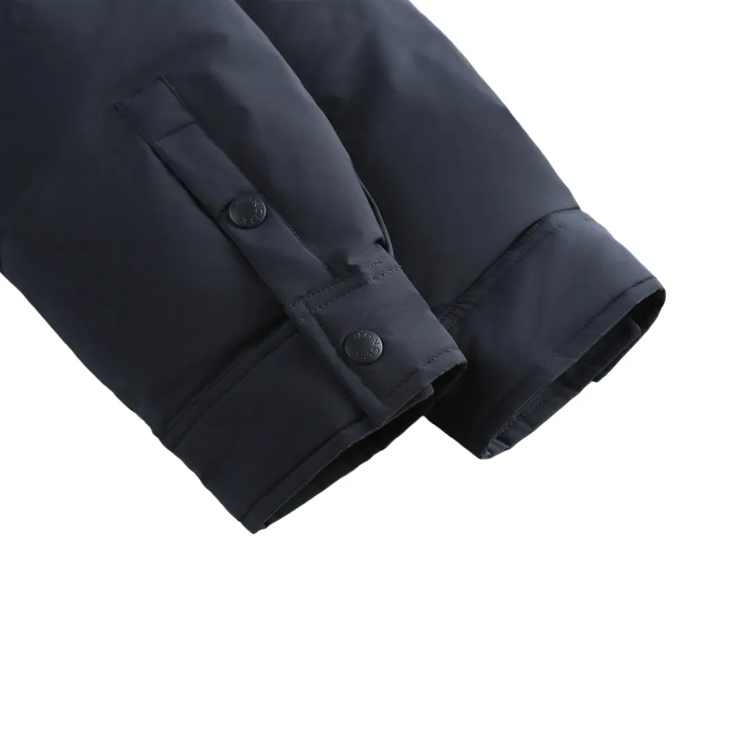 P910 [Exclusive supply] Moncler Pocket Logo Jacket Down Jacket (Navy Blue) The high-quality filling is made of 90 white duck down, with a weight of 200g, ensuring excellent thermal insulation performance. After strict screening and processing, the velvet is not easy to drill, ensuring durability. The fabric is made of 100% polyester fiber and is microfiberized. The individual fibers become extremely fine, which greatly increases the fiber surface area, making the fabric soft and smooth, and the touch is close to natural fibers. The high-density textile method makes the structure tight, thus giving it a certain degree of wrinkle resistance, windproof warmth and wear resistance. The lining is made of 100% nylon. The high-density and tight weaving process prevents fine lint from getting out of the gaps in the fabric. The smooth surface improves the putting on and taking off experience, and the excellent wear and tear resistance ensures damage caused by frequent use, while the light and soft texture does not affect the overall weight. It adopts a neat shirt style, which is slimmer and more capable than conventional down jackets. It is suitable for business casual or various occasions. The interior of the orange lining uses a highly saturated orange lining, which brings a surprising visual impact when worn. The flap chest patch pocket located on the left chest is not only practical, but also greatly enhances the sophistication and recognition of the garment. The flip design can better protect the contents of the bag. The front of the clothing uses a smooth zipper as the main opening and closing method to ensure windproof warmth and easy putting on and taking off. The cuffs are opened and closed with buttons, which can accurately adjust the tightness of the cuffs to prevent cold wind from entering. At the same time, it perfectly echoes the overall shirt style and looks particularly elegant. The interior is quilted with imported No. 7 needles and anti-velvet thin threads, with 13 stitches every three centimeters. The stitches are straight and there is no skipped stitches. Size:1-2-3-4