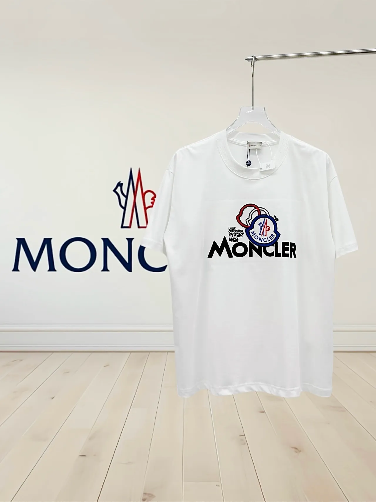 P150 [High Quality] Moncler new 👫 short-sleeved T-shirt, embroidered 🪡 with embroidery on the front and small logo on the cuffs. The latest model is exclusively available online! ! ~It’s both classic and fashionable, who doesn’t love it? It re-presents the classic, very eye-catching, with its own low-luxury aura and recognition! The traditional brand concept and modern advanced technology are perfectly combined. Coupled with an extremely modern and simple design, exclusive logo pattern design! The fabric is customized with 32 counts of 280g pure cotton fabric! The texture of this model is quite impressive. You can tell the specifications and grades at your fingertips. The level of finesse and breathability are top-notch! The same style for men and women, complete with three standards. Color: Black/White Size: S-ⅹL