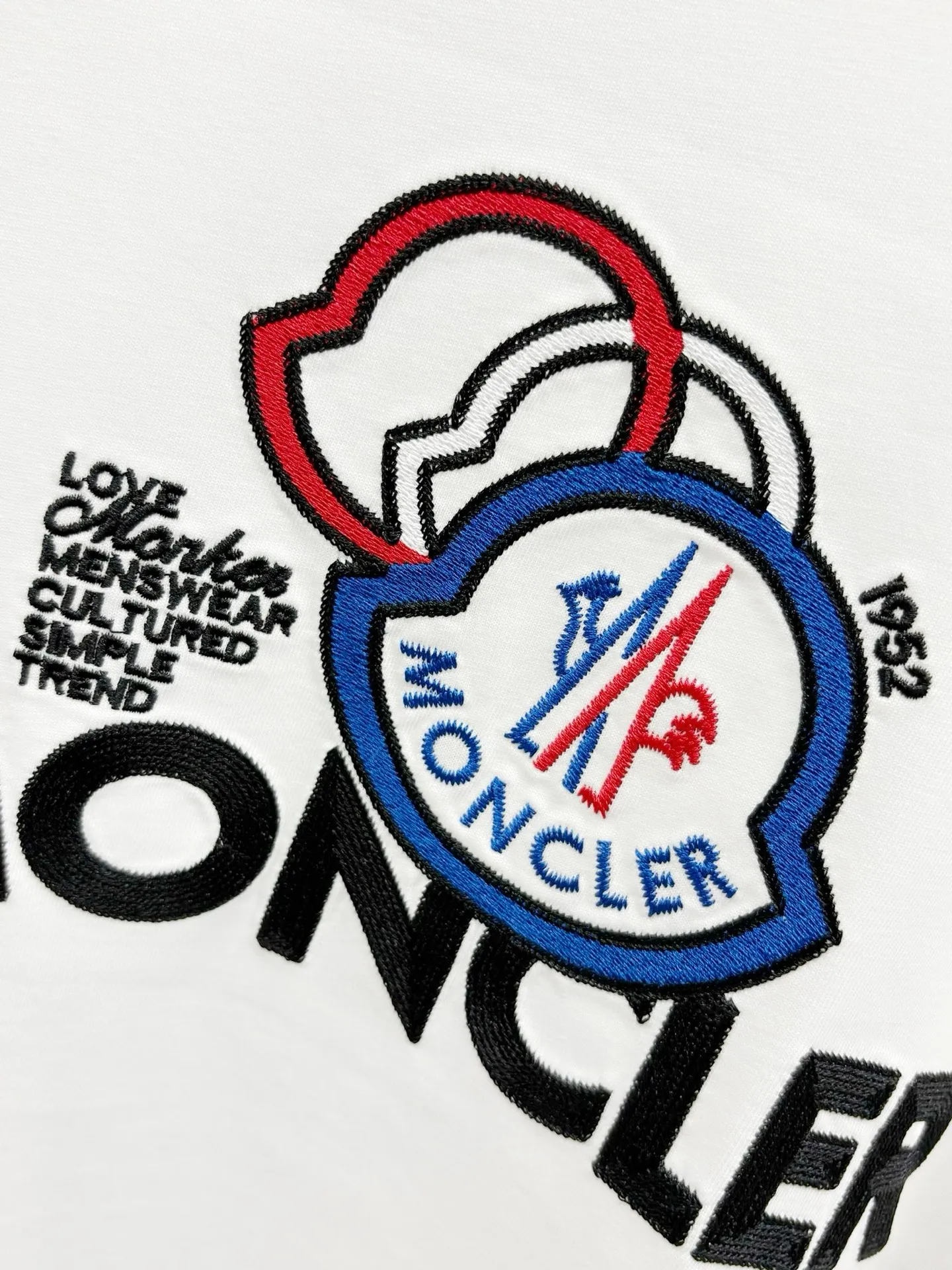 P150 [High Quality] Moncler new 👫 short-sleeved T-shirt, embroidered 🪡 with embroidery on the front and small logo on the cuffs. The latest model is exclusively available online! ! ~It’s both classic and fashionable, who doesn’t love it? It re-presents the classic, very eye-catching, with its own low-luxury aura and recognition! The traditional brand concept and modern advanced technology are perfectly combined. Coupled with an extremely modern and simple design, exclusive logo pattern design! The fabric is customized with 32 counts of 280g pure cotton fabric! The texture of this model is quite impressive. You can tell the specifications and grades at your fingertips. The level of finesse and breathability are top-notch! The same style for men and women, complete with three standards. Color: Black/White Size: S-ⅹL