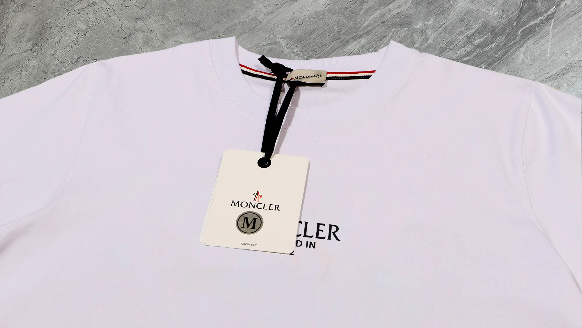 P140 💰Upgraded version "Mobile phone smart sensor ~ NFC chip armband ~ direct access to the official website for anti-counterfeiting" "Moncler ~ Mouth Mouth" 2025 new high-quality round neck short-sleeved T-shirt. The cuffs have imported embroidered labels. Customized dyeing, very comfortable to touch. Super versatile and good-looking short-sleeved. Complete with three labels. Non-market ordinary version. Feel free to compare. Quality is absolutely guaranteed! ‼ First of all, this original fabric is all custom-woven with 32-count double yarn fabric, 250G, and the weight is the same‼ Fine workmanship, double waistcoat method, double waistcoat method, double waistcoat method makes the whole dress more three-dimensional, which is not a craft that ordinary T-shirts can achieve🤪 Size: S-M-L-XL-2XL Color: black, white, apricot, same style for men and women
