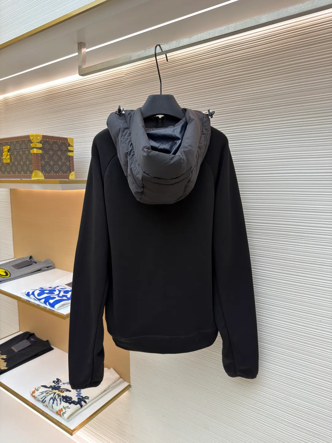 P810 Moncler logo woven splicing down jacket ●Item number: 1682129-C65 ●Material: white duck down fabric ●Technology: mechanical down filling ●Color: black ●Version: fitted version ●Weight: about 715 grams ●Size: S-M-L-XL ●Description: Customized matte lattice air shield down and 300D high-density calendered coating Use the new national standard 90 white duck down (welcome to test) Full flushing capacity Full of warmth, light and fluffy. With the dark green of the overlapping mountains as the background color, all things accumulate energy and create their own scenery in silence. The Monlcer triangle logo is embellished on the chest. The power aesthetics of the minimalist logo. The concentrated down filling in the front area creates dynamic insulation for the core heat dissipation zone of the human body. The hooded down is a moving warm flow barrier for the head and neck, forming a thermal energy circulation system with the front panel. The elastic woven sleeves provide freedom of movement with a sense of compression, forming a relaxed and warm philosophy, truly advanced. It is a mechanical down filling that allows function to become a footnote of style. Priority is given to making inner liner paper patterns to determine the down filling area and the gram weight of down per square meter according to the original three-dimensional effect, thereby calculating the filling amount of each cut piece. The computer down filling machine uses a digital weighing unit to achieve stable measurement. 3D three-dimensional quilting technology uses the programming system of the CNC quilting machine to accurately separate the down in different areas to ensure that the filling is evenly fixed after sewing. To avoid agglomeration or shifting, the template machine lines the lines. The line line process of the computer template machine shows extremely high neatness and smoothness. The craftsman accurately controls the size during the operation to ensure that each line meets the design requirements. The lines of the entire template are smooth and unified. Neat and beautiful, triple seam five-thread dense stitching process The triple structure of main seam overlocking + diagonal reinforcement + raw edge wrapping forms a three-dimensional protective net at the edge of the fabric to avoid stitch breakage. The overall wiring is straight and delicate, the fabric is comfortable and soft, and the color is consistent without color difference. It can be matched with the same style to create a fashionable look and control various occasions. Customized accessories, complete with three standards, same style for men and women!