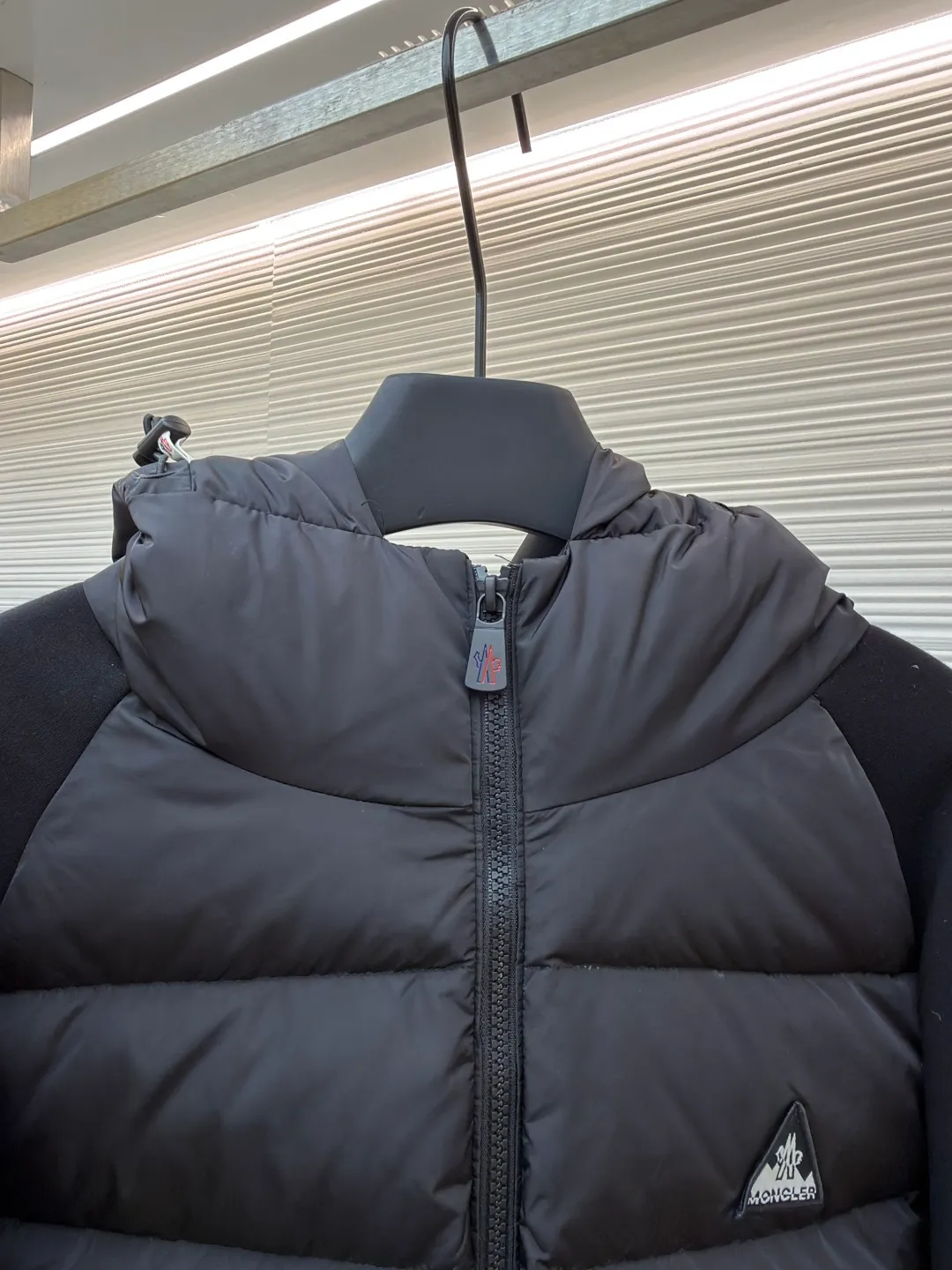 P810 Moncler logo woven splicing down jacket ●Item number: 1682129-C65 ●Material: white duck down fabric ●Technology: mechanical down filling ●Color: black ●Version: fitted version ●Weight: about 715 grams ●Size: S-M-L-XL ●Description: Customized matte lattice air shield down and 300D high-density calendered coating Use the new national standard 90 white duck down (welcome to test) Full flushing capacity Full of warmth, light and fluffy. With the dark green of the overlapping mountains as the background color, all things accumulate energy and create their own scenery in silence. The Monlcer triangle logo is embellished on the chest. The power aesthetics of the minimalist logo. The concentrated down filling in the front area creates dynamic insulation for the core heat dissipation zone of the human body. The hooded down is a moving warm flow barrier for the head and neck, forming a thermal energy circulation system with the front panel. The elastic woven sleeves provide freedom of movement with a sense of compression, forming a relaxed and warm philosophy, truly advanced. It is a mechanical down filling that allows function to become a footnote of style. Priority is given to making inner liner paper patterns to determine the down filling area and the gram weight of down per square meter according to the original three-dimensional effect, thereby calculating the filling amount of each cut piece. The computer down filling machine uses a digital weighing unit to achieve stable measurement. 3D three-dimensional quilting technology uses the programming system of the CNC quilting machine to accurately separate the down in different areas to ensure that the filling is evenly fixed after sewing. To avoid agglomeration or shifting, the template machine lines the lines. The line line process of the computer template machine shows extremely high neatness and smoothness. The craftsman accurately controls the size during the operation to ensure that each line meets the design requirements. The lines of the entire template are smooth and unified. Neat and beautiful, triple seam five-thread dense stitching process The triple structure of main seam overlocking + diagonal reinforcement + raw edge wrapping forms a three-dimensional protective net at the edge of the fabric to avoid stitch breakage. The overall wiring is straight and delicate, the fabric is comfortable and soft, and the color is consistent without color difference. It can be matched with the same style to create a fashionable look and control various occasions. Customized accessories, complete with three standards, same style for men and women!
