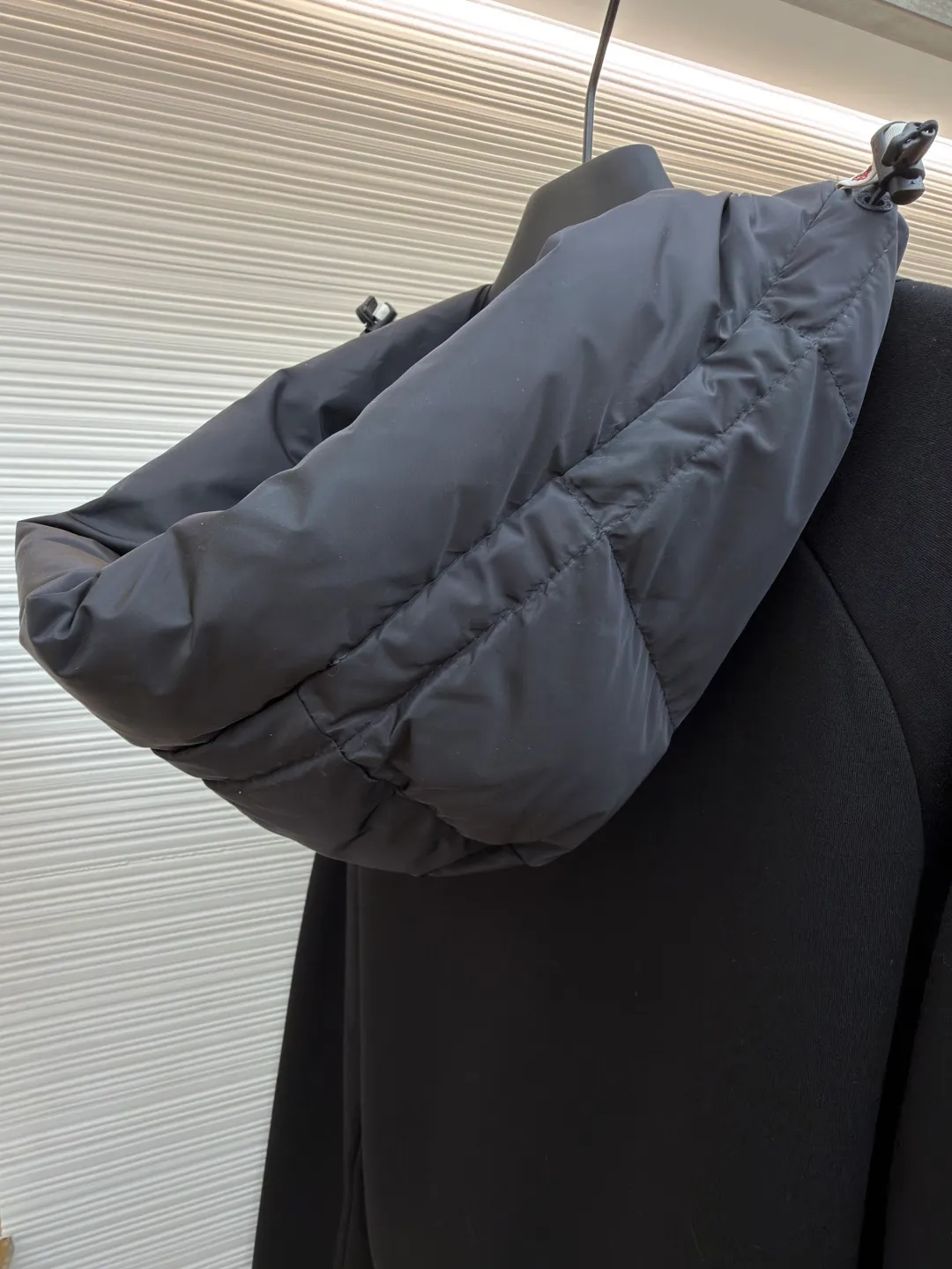 P810 Moncler logo woven splicing down jacket ●Item number: 1682129-C65 ●Material: white duck down fabric ●Technology: mechanical down filling ●Color: black ●Version: fitted version ●Weight: about 715 grams ●Size: S-M-L-XL ●Description: Customized matte lattice air shield down and 300D high-density calendered coating Use the new national standard 90 white duck down (welcome to test) Full flushing capacity Full of warmth, light and fluffy. With the dark green of the overlapping mountains as the background color, all things accumulate energy and create their own scenery in silence. The Monlcer triangle logo is embellished on the chest. The power aesthetics of the minimalist logo. The concentrated down filling in the front area creates dynamic insulation for the core heat dissipation zone of the human body. The hooded down is a moving warm flow barrier for the head and neck, forming a thermal energy circulation system with the front panel. The elastic woven sleeves provide freedom of movement with a sense of compression, forming a relaxed and warm philosophy, truly advanced. It is a mechanical down filling that allows function to become a footnote of style. Priority is given to making inner liner paper patterns to determine the down filling area and the gram weight of down per square meter according to the original three-dimensional effect, thereby calculating the filling amount of each cut piece. The computer down filling machine uses a digital weighing unit to achieve stable measurement. 3D three-dimensional quilting technology uses the programming system of the CNC quilting machine to accurately separate the down in different areas to ensure that the filling is evenly fixed after sewing. To avoid agglomeration or shifting, the template machine lines the lines. The line line process of the computer template machine shows extremely high neatness and smoothness. The craftsman accurately controls the size during the operation to ensure that each line meets the design requirements. The lines of the entire template are smooth and unified. Neat and beautiful, triple seam five-thread dense stitching process The triple structure of main seam overlocking + diagonal reinforcement + raw edge wrapping forms a three-dimensional protective net at the edge of the fabric to avoid stitch breakage. The overall wiring is straight and delicate, the fabric is comfortable and soft, and the color is consistent without color difference. It can be matched with the same style to create a fashionable look and control various occasions. Customized accessories, complete with three standards, same style for men and women!
