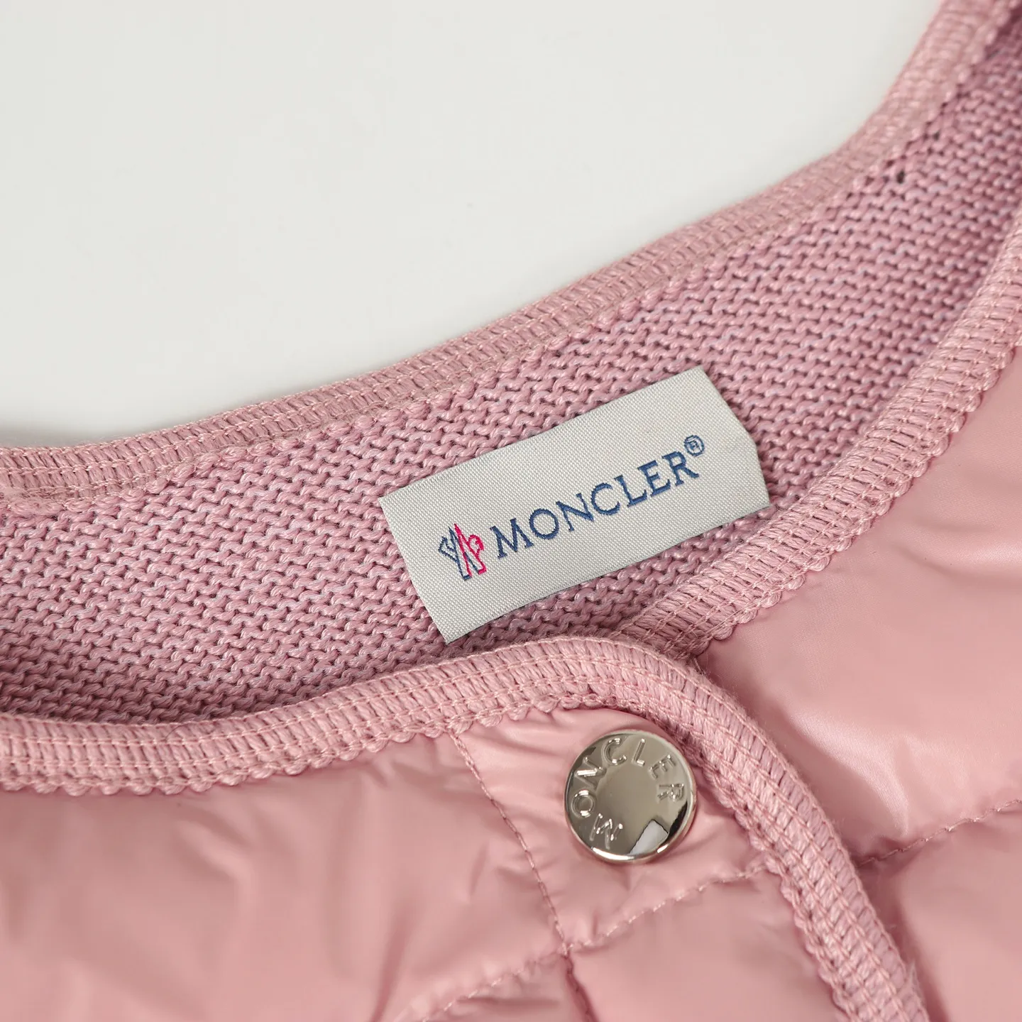 P640 Moncler/Moncler's new knitted splicing down jacket. Moncler always has an elegant and high-end charm. It is beautiful and grand when worn. Even down can be worn with a sense of fashion and high-end. Always wear warmth to show elegance and grandeur. Half-filled down jacket, small waisted half-filled down jacket, an excellent choice for transitional seasons. A close-fitting companion for sports, can be worn as a base or alone. Color: black/pink/beige Size: S M L