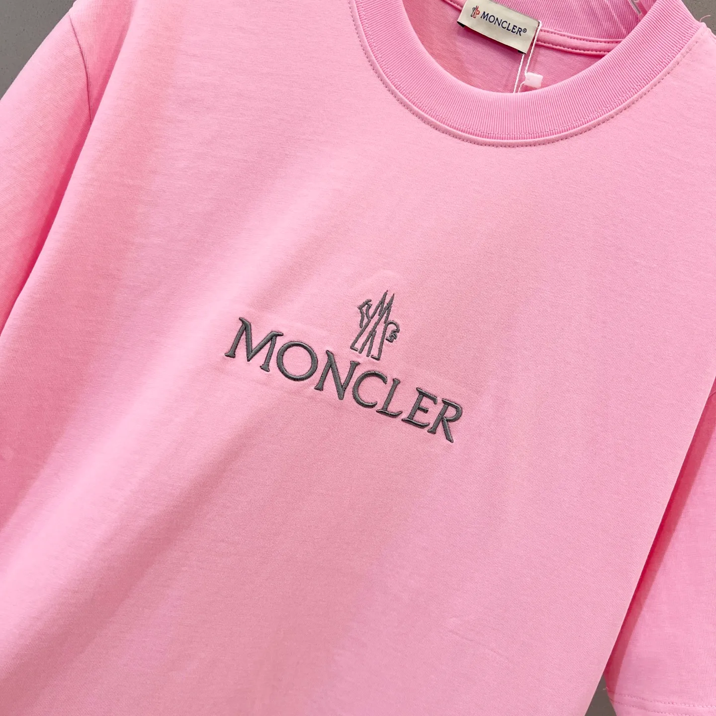 P170 MONCLER/muzzle 320g round neck short-sleeved T-shirt, brand letter micro-label embroidery🪡LOGO arm patch craft, official synchronization, 1:1 original mold opening, fashion personality, versatile trend, pure original quality, original washed fabric, tag, collar label, washed wheat, three complete standards, color: black, white, pink. Size: S-XL