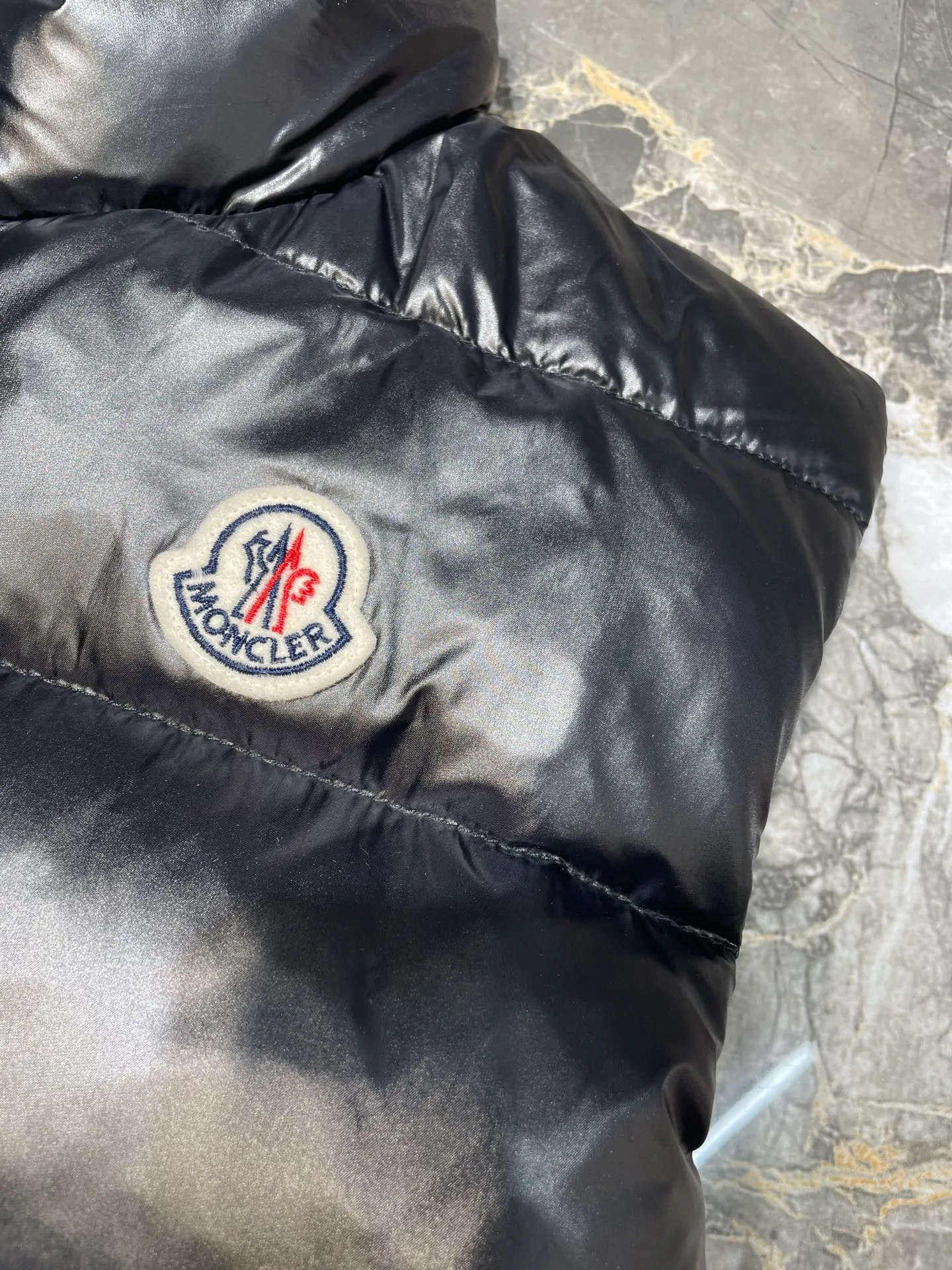 P720 moncler/Mongolian down vest 🌟 Mengjia's top product, the treasure of the store】Belatedly, good products and good styles from channels! Meng Mouth Ace Channel List, the most classic and popular nylon down stand-up collar women's vest and down vest😄 kills all versions on the market. It can only be said that it is not on the same level. No matter in terms of material, detail restoration and craftsmanship, it is not afraid of any challenges, just to provide everyone with wonderful products. Simple nylon production, unique stand-up collar design, small zipper decoration on both sides, both down filling and pudding seams are unique. The most classic and recognizable new stand-up collar design is embellished with the brand logo, and the upper body is very high-street style! The combination of zipper and hardware looks more advanced! A simple design allows you not to be afraid of the cold in winter! Filled with white down for warmth and care! The two-way zipper fly can adjust the shape of the clothing and lock in the temperature! The imported fabrics are supplied by customers, are windproof and snowproof, have a first-class feel, full texture, and no velvet leakage! The inside is full of down, international standard 90% white duck down ➕ 10% white duck feathers! High fluffiness and great warmth retention properties! Simple silhouettes and cuts can be styled in any style! How to tell whether a piece of down has high down content? Open the inside and press the convex part of the down, and it will rebound slowly! Please pay attention to the distinction. The ingredients of many washed wheat products on the market are different from the real thing! Our family guarantees that not a single ingredient is missing! Outer material: Adopt, not only breathable and comfortable to wear! It is also waterproof, windproof, low temperature resistant, antistatic, and anti-wrinkle! Specially designed ultra-durable fabric to keep you warm and dry even in extreme environmental climates! Outer layer material: customized m fabric material provided by customers! High density! Not only is it breathable and comfortable to wear! It also has good anti-low temperature, anti-static and anti-wrinkle effects! Specially designed ultra-durable fabric to keep you warm and dry even in extreme environmental climates! Classic black is full of high-end feel. It can bring you the best warmth in late autumn with pure British blood! Bring an extraordinary experience! A down vest can bring you plenty of warmth in autumn and winter when the temperature changes suddenly!  If you come across such a beautiful model, hurry up and grab it. Exclusive stock, exclusive resource gifts, super recommended! Needless to say, it’s a good thing. It would be a pity to miss it. I look forward to your fans’ perfect performance! ! size: 1234