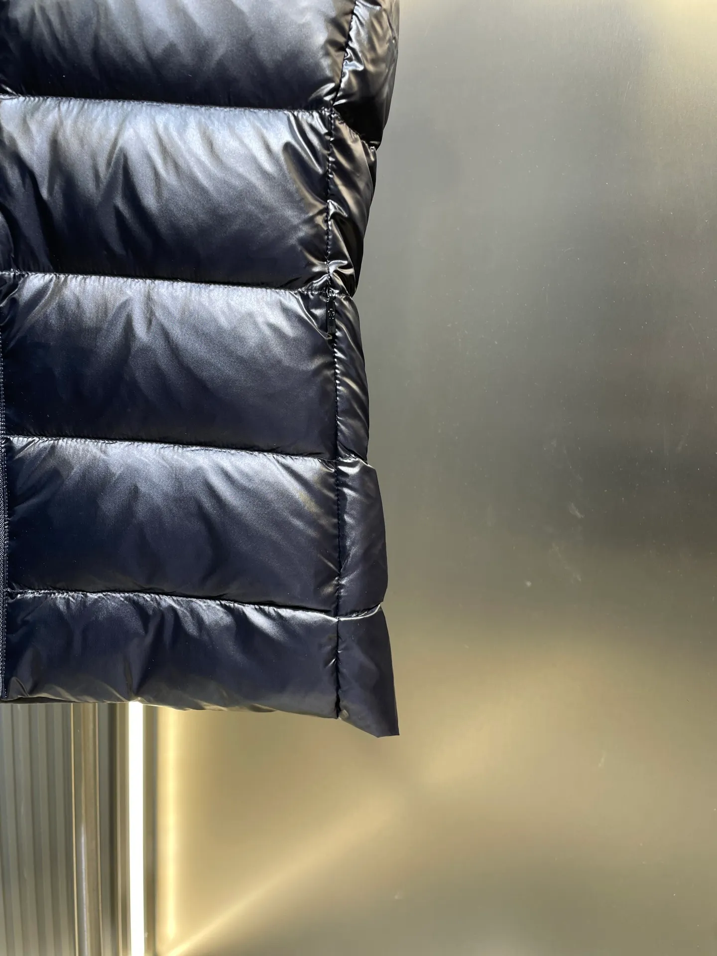 P720 moncler/Mongolian down vest 🌟 Mengjia's top product, the treasure of the store】Belatedly, good products and good styles from channels! Meng Mouth Ace Channel List, the most classic and popular nylon down stand-up collar women's vest and down vest😄 kills all versions on the market. It can only be said that it is not on the same level. No matter in terms of material, detail restoration and craftsmanship, it is not afraid of any challenges, just to provide everyone with wonderful products. Simple nylon production, unique stand-up collar design, small zipper decoration on both sides, both down filling and pudding seams are unique. The most classic and recognizable new stand-up collar design is embellished with the brand logo, and the upper body is very high-street style! The combination of zipper and hardware looks more advanced! A simple design allows you not to be afraid of the cold in winter! Filled with white down for warmth and care! The two-way zipper fly can adjust the shape of the clothing and lock in the temperature! The imported fabrics are supplied by customers, are windproof and snowproof, have a first-class feel, full texture, and no velvet leakage! The inside is full of down, international standard 90% white duck down ➕ 10% white duck feathers! High fluffiness and great warmth retention properties! Simple silhouettes and cuts can be styled in any style! How to tell whether a piece of down has high down content? Open the inside and press the convex part of the down, and it will rebound slowly! Please pay attention to the distinction. The ingredients of many washed wheat products on the market are different from the real thing! Our family guarantees that not a single ingredient is missing! Outer material: Adopt, not only breathable and comfortable to wear! It is also waterproof, windproof, low temperature resistant, antistatic, and anti-wrinkle! Specially designed ultra-durable fabric to keep you warm and dry even in extreme environmental climates! Outer layer material: customized m fabric material provided by customers! High density! Not only is it breathable and comfortable to wear! It also has good anti-low temperature, anti-static and anti-wrinkle effects! Specially designed ultra-durable fabric to keep you warm and dry even in extreme environmental climates! Classic black is full of high-end feel. It can bring you the best warmth in late autumn with pure British blood! Bring an extraordinary experience! A down vest can bring you plenty of warmth in autumn and winter when the temperature changes suddenly!  If you come across such a beautiful model, hurry up and grab it. Exclusive stock, exclusive resource gifts, super recommended! Needless to say, it’s a good thing. It would be a pity to miss it. I look forward to your fans’ perfect performance! ! size: 1234