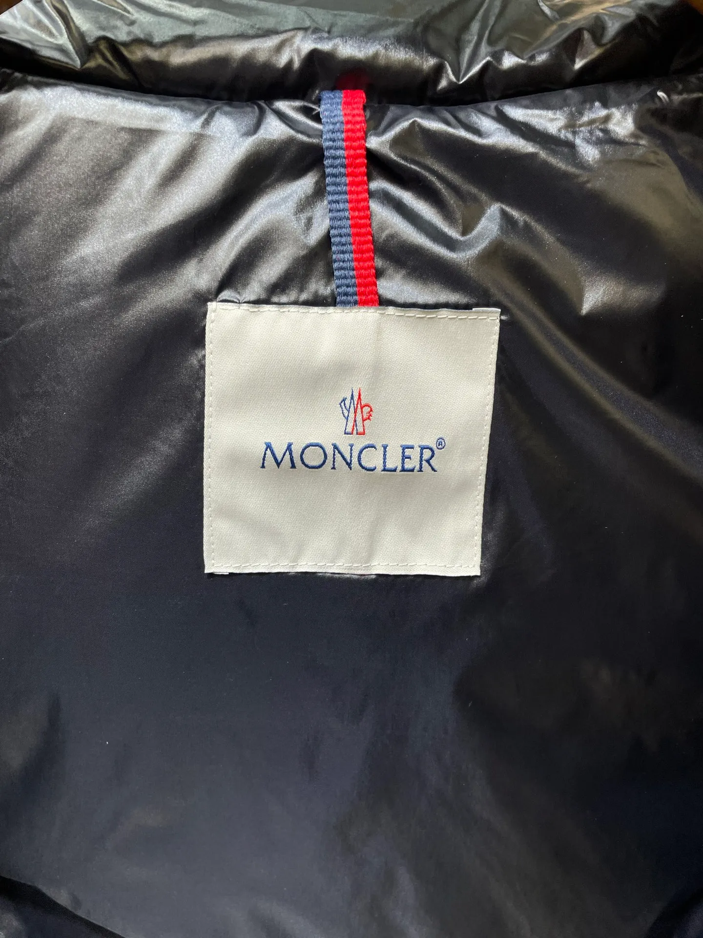 P720 moncler/Mongolian down vest 🌟 Mengjia's top product, the treasure of the store】Belatedly, good products and good styles from channels! Meng Mouth Ace Channel List, the most classic and popular nylon down stand-up collar women's vest and down vest😄 kills all versions on the market. It can only be said that it is not on the same level. No matter in terms of material, detail restoration and craftsmanship, it is not afraid of any challenges, just to provide everyone with wonderful products. Simple nylon production, unique stand-up collar design, small zipper decoration on both sides, both down filling and pudding seams are unique. The most classic and recognizable new stand-up collar design is embellished with the brand logo, and the upper body is very high-street style! The combination of zipper and hardware looks more advanced! A simple design allows you not to be afraid of the cold in winter! Filled with white down for warmth and care! The two-way zipper fly can adjust the shape of the clothing and lock in the temperature! The imported fabrics are supplied by customers, are windproof and snowproof, have a first-class feel, full texture, and no velvet leakage! The inside is full of down, international standard 90% white duck down ➕ 10% white duck feathers! High fluffiness and great warmth retention properties! Simple silhouettes and cuts can be styled in any style! How to tell whether a piece of down has high down content? Open the inside and press the convex part of the down, and it will rebound slowly! Please pay attention to the distinction. The ingredients of many washed wheat products on the market are different from the real thing! Our family guarantees that not a single ingredient is missing! Outer material: Adopt, not only breathable and comfortable to wear! It is also waterproof, windproof, low temperature resistant, antistatic, and anti-wrinkle! Specially designed ultra-durable fabric to keep you warm and dry even in extreme environmental climates! Outer layer material: customized m fabric material provided by customers! High density! Not only is it breathable and comfortable to wear! It also has good anti-low temperature, anti-static and anti-wrinkle effects! Specially designed ultra-durable fabric to keep you warm and dry even in extreme environmental climates! Classic black is full of high-end feel. It can bring you the best warmth in late autumn with pure British blood! Bring an extraordinary experience! A down vest can bring you plenty of warmth in autumn and winter when the temperature changes suddenly!  If you come across such a beautiful model, hurry up and grab it. Exclusive stock, exclusive resource gifts, super recommended! Needless to say, it’s a good thing. It would be a pity to miss it. I look forward to your fans’ perfect performance! ! size: 1234