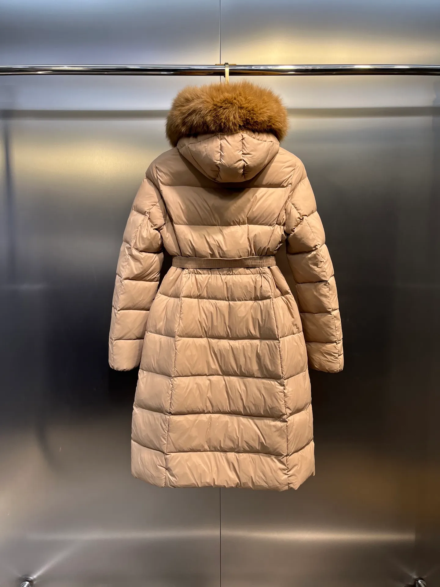 P1100 moncler🌟25 new style for autumn and winter. Large fur collar long hooded down jacket. The classic hit among down jackets. A must-have for winter. Customized detachable large fur collar hooded long down jacket. The upper body will not be too bloated. It is designed with a belt to tighten the waist. It is classic, handsome and warm. National standard 90 white goose down filling. Imported machine stitching and crimping technology. The upper body is fashionable and warm. Excellent practicality. Size: 1234