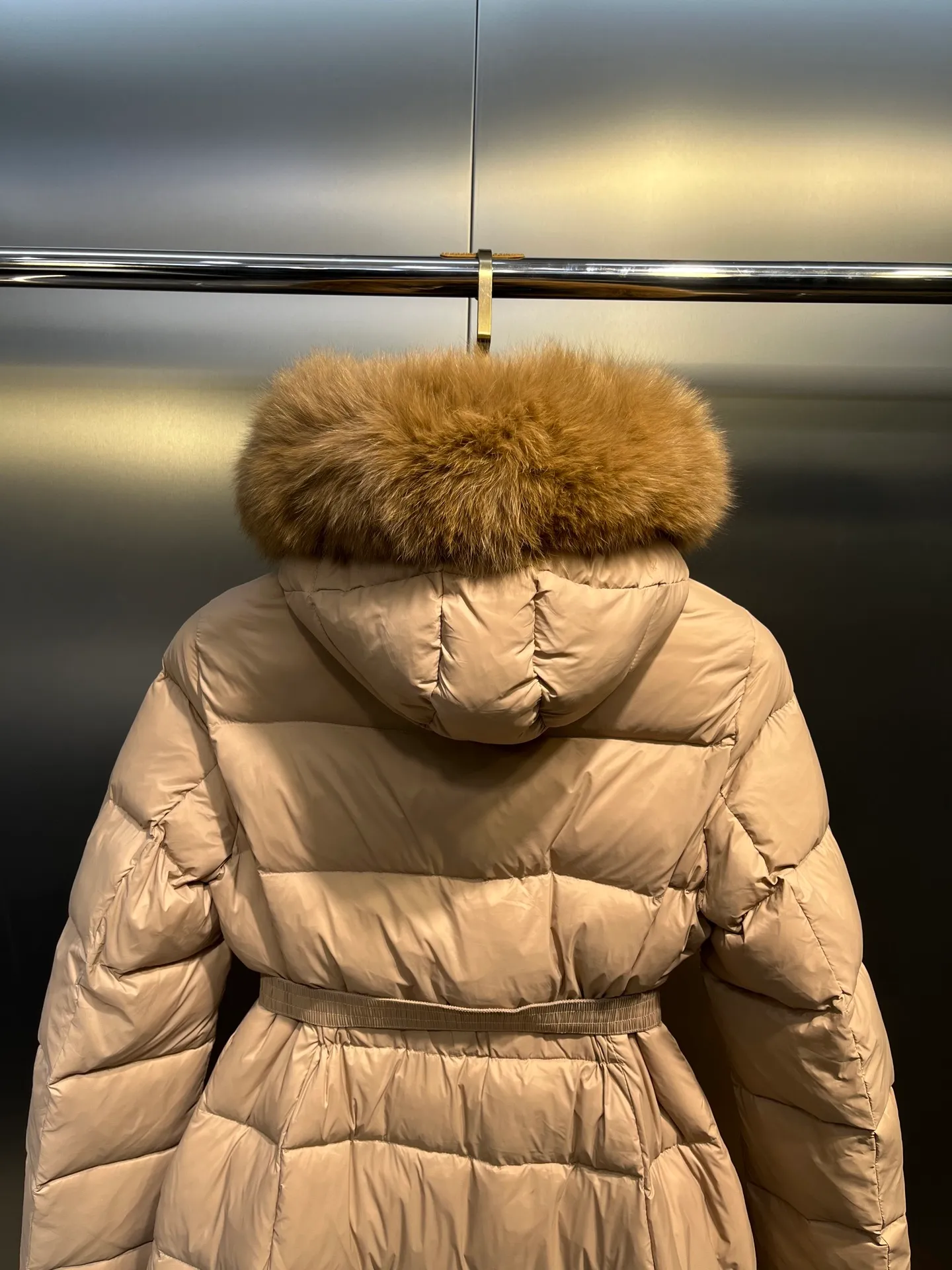 P1100 moncler🌟25 new style for autumn and winter. Large fur collar long hooded down jacket. The classic hit among down jackets. A must-have for winter. Customized detachable large fur collar hooded long down jacket. The upper body will not be too bloated. It is designed with a belt to tighten the waist. It is classic, handsome and warm. National standard 90 white goose down filling. Imported machine stitching and crimping technology. The upper body is fashionable and warm. Excellent practicality. Size: 1234
