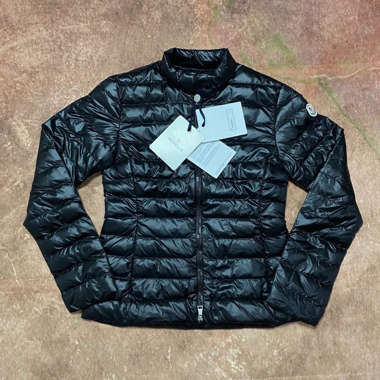 P680 women's Moncler 25 new lgelle lightweight stand-up collar short down jacket, with classic quilting design to outline a slim silhouette. The stand-up collar details enhance the temperament, while being light and warm. Wear it as a layer during spring or winter, and you can easily weather the changing weather in one piece. Choose from three colors to suit your style: low-key black, pure white, and gentle nude—three high-end tones, suitable for different occasions and styles. The short cut lengthens the proportion, and even a small person can wear it with long legs! The choice of quality: duck down filling, which has both fluffiness and warmth, is light and weightless. The details show ingenuity and craftsmanship. Color: black, pink and white. Size: 1 2 3 4