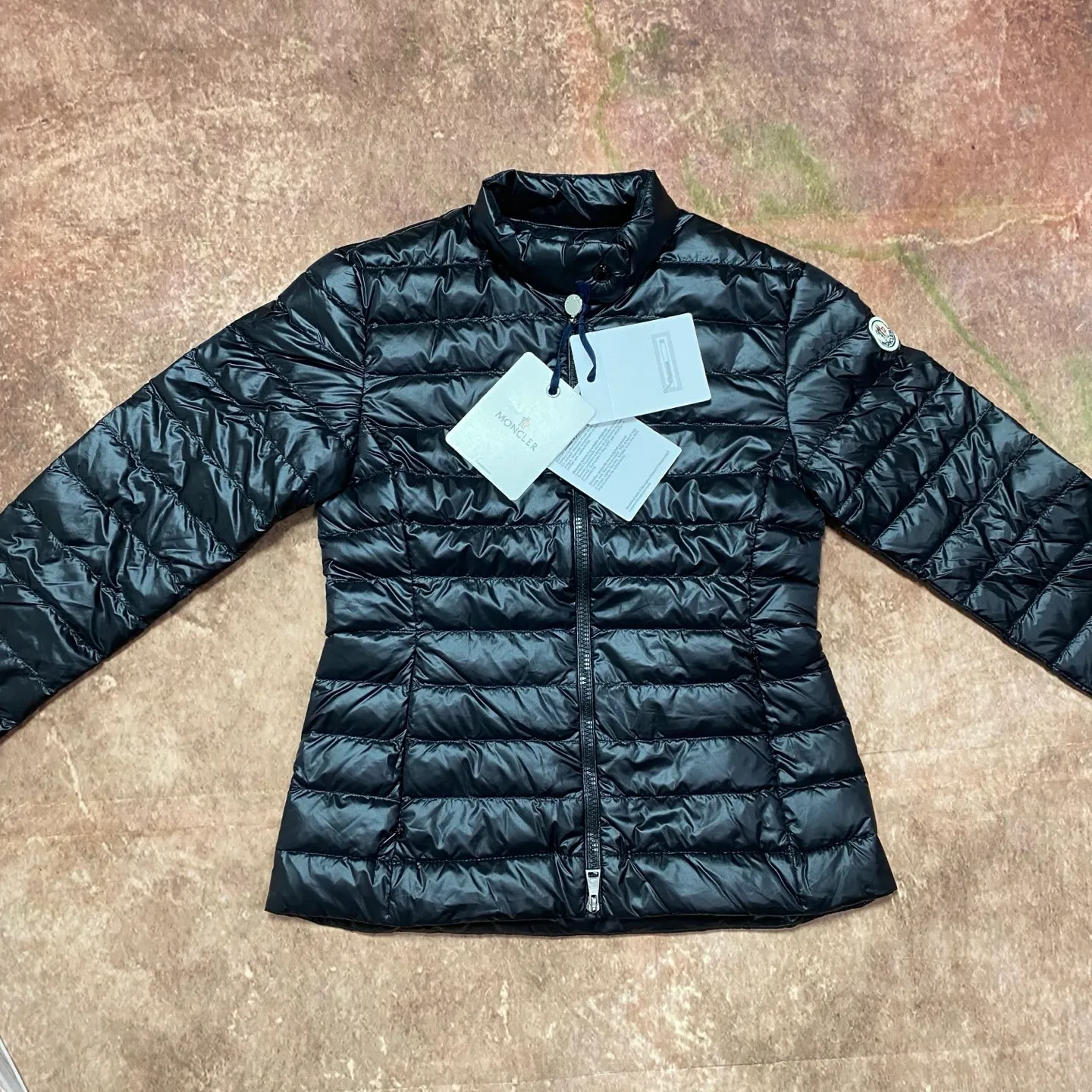 P680 women's Moncler 25 new lgelle lightweight stand-up collar short down jacket, with classic quilting design to outline a slim silhouette. The stand-up collar details enhance the temperament, while being light and warm. Wear it as a layer during spring or winter, and you can easily weather the changing weather in one piece. Choose from three colors to suit your style: low-key black, pure white, and gentle nude—three high-end tones, suitable for different occasions and styles. The short cut lengthens the proportion, and even a small person can wear it with long legs! The choice of quality: duck down filling, which has both fluffiness and warmth, is light and weightless. The details show ingenuity and craftsmanship. Color: black, pink and white. Size: 1 2 3 4