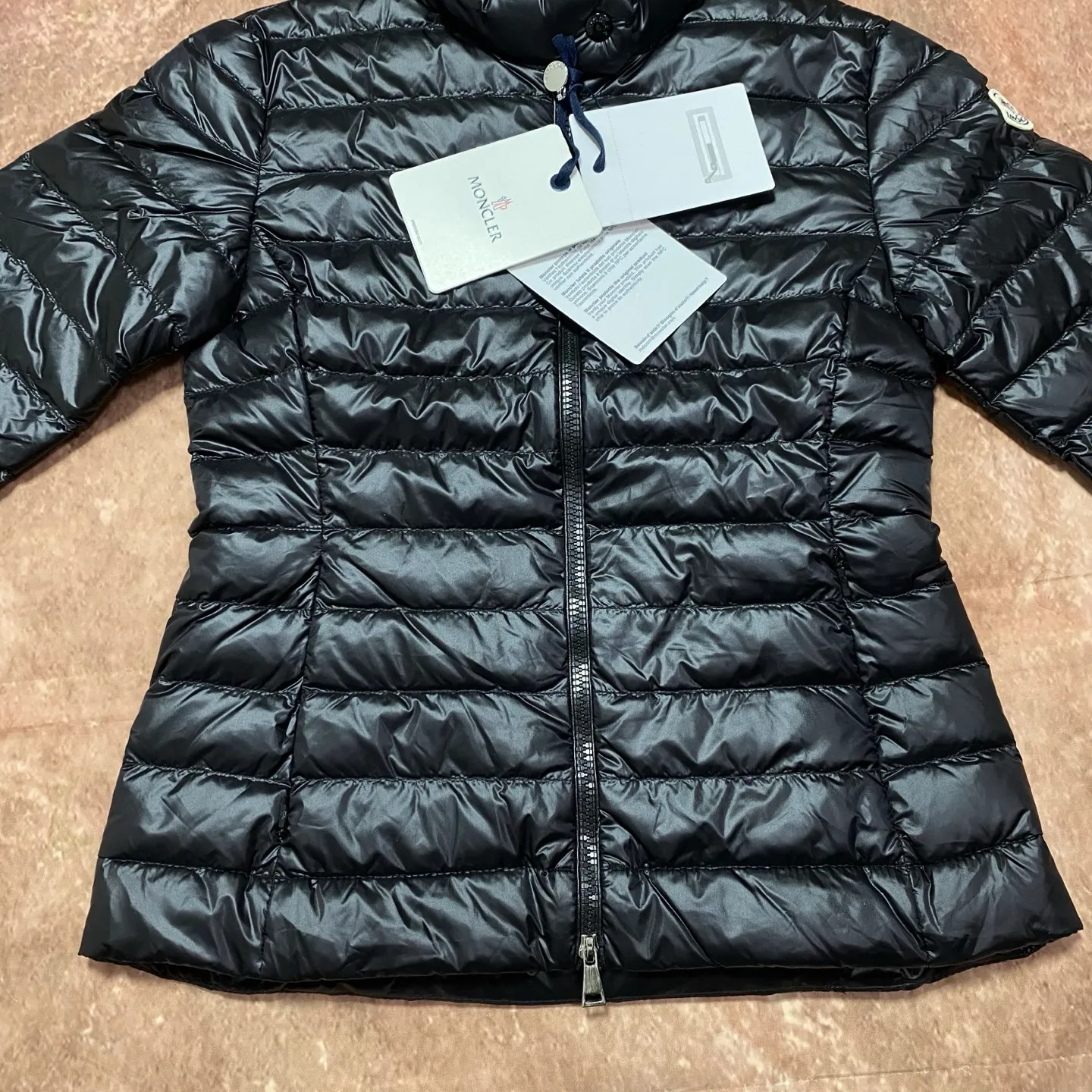 P680 women's Moncler 25 new lgelle lightweight stand-up collar short down jacket, with classic quilting design to outline a slim silhouette. The stand-up collar details enhance the temperament, while being light and warm. Wear it as a layer during spring or winter, and you can easily weather the changing weather in one piece. Choose from three colors to suit your style: low-key black, pure white, and gentle nude—three high-end tones, suitable for different occasions and styles. The short cut lengthens the proportion, and even a small person can wear it with long legs! The choice of quality: duck down filling, which has both fluffiness and warmth, is light and weightless. The details show ingenuity and craftsmanship. Color: black, pink and white. Size: 1 2 3 4