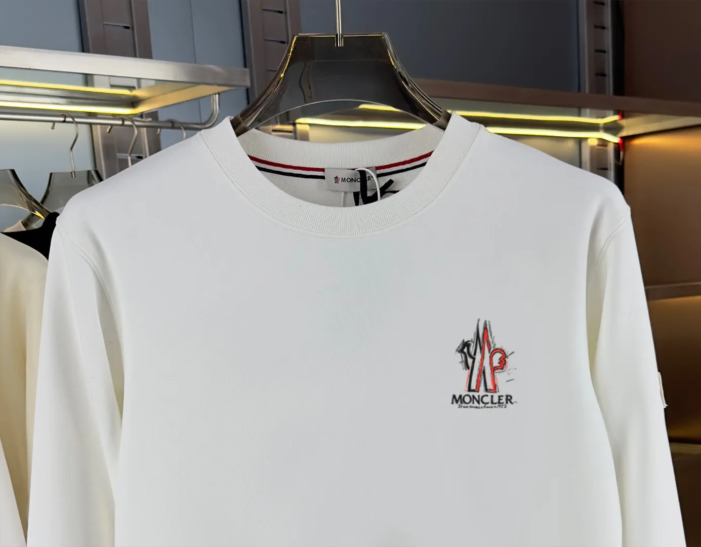 P210 high version sweatshirt) 📦With exclusive packaging📦 [Long-term ready stock] Upgraded version "Mobile phone smart sensor ~ NFC chip armband ~ Directly to the official website for anti-counterfeiting" 〖 𝐌𝐎𝐍𝐂𝐋𝐄𝐑 ~ Mouth covering〗 2025 new high quality, using 450 grams of heavyweight fabric Different from the market currency, you can mix and match everything at will and you will be handsome😎The whole clothes is made of double waistcoats. The double waistcoats make the whole dress more three-dimensional. It is not an ordinary factory that can do such fine work. 2025 autumn and winter new style, on sale at the counter, exquisite printed round neck terry sweatshirt. High-end double-ply cotton. Customized stretch ribs are dyed in the same vat. Three standards are complete. It is matched with digital printing patterns and is very breathable. Same style for men and women. Color: black, white, apricot. Size: S M L XL 2XL
