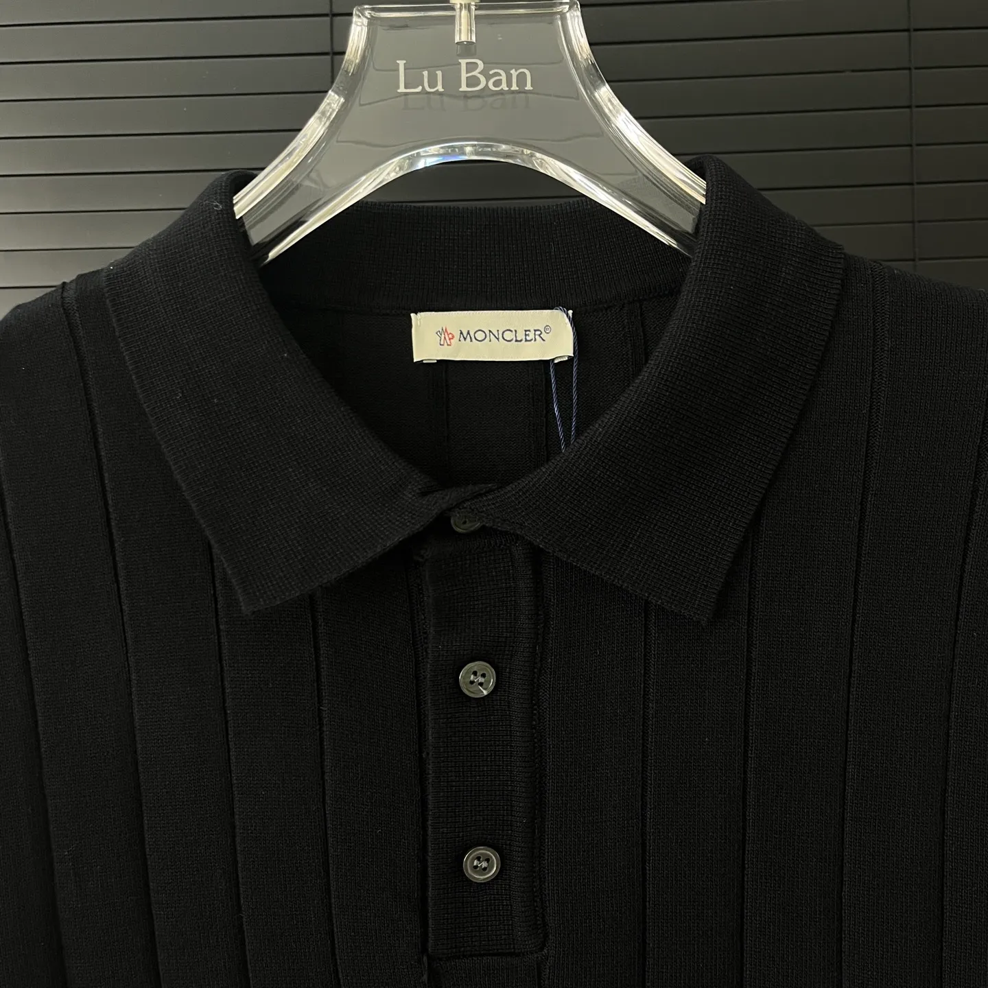 P210 A119 (Long-term replenishment, next day arrival) moncler 25ss knitted sweater polo short-sleeved original fabric, the same style as the official website, non-recycled yarn, high version, independently custom-woven fabric, experienced soft shaping, no deformation after washing, no gradient color difference in the fabric, no color fading in washing, no corners cut on the reverse side, the overall routing is straight and delicate, the fabric is comfortable and soft, the color is consistent and no color difference It can be matched with the same style to create a fashionable look, and can be used in various occasions. Customized accessories, complete with three standards, same style for men and women!  Color: Black White Size: M~3XL