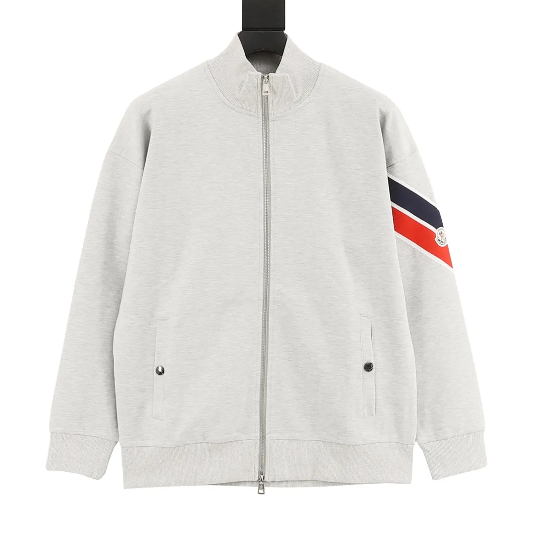 P500 Moncler/Mask 25Fw Red and blue webbing stitching badge logo suit zipper jacket Official synchronization High version High quality Fashionable personality Versatile trend Pure original quality Original fabric The overall royal blue classic tone of the suit is versatile and eye-catching, hangtag collar label washed wheat three complete labels Color: Gray Size: S-XL