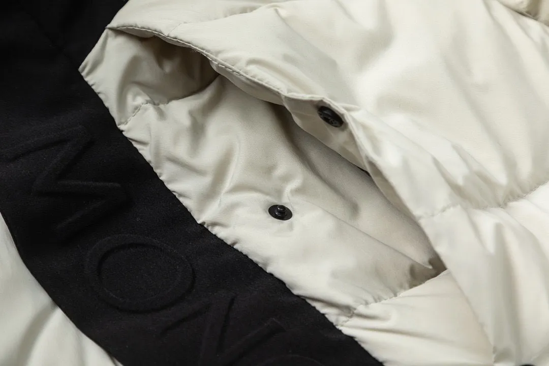 P820 ​​with dust bag) Moncler/Mask 22Fw Black Samurai access control three-dimensional embossed letter down jacket, new fall and winter madeira. Black Samurai scarf hooded mid-length down jacket, hard to find on the official website, 95% goose down filling Madeira down jacket is a common item in the functional wardrobe, made of Longuesaison nylon, providing excellent warmth and light comfort. Presented in calming neutral tones, the loose silhouette pays homage to clean design. Made of matte Longue Saison nylon Painted nylon lining Filled with down Hood and front placket made of 2.5 layers of fabric Logo embossed Hidden button and zipper closure Exterior pockets with hidden snap closure Chest pocket with zipper closure Adjustable hood and flat elastic drawstring Matte black branding Color: Black Gray Off-White Size: 1 2 3 4 5