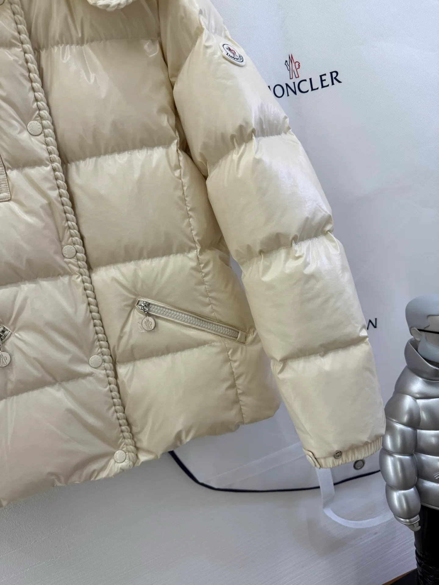 P940 Moncler/Moncler 25 new oil wax leather waisted GLAREIN hooded long-sleeved down jacket for women. Oil wax leather coated new fabric, slim design style, warm and slimming, 90% goose down filling, molded custom hardware. Color: red, white, blue, black Code number: 1-2-3-4