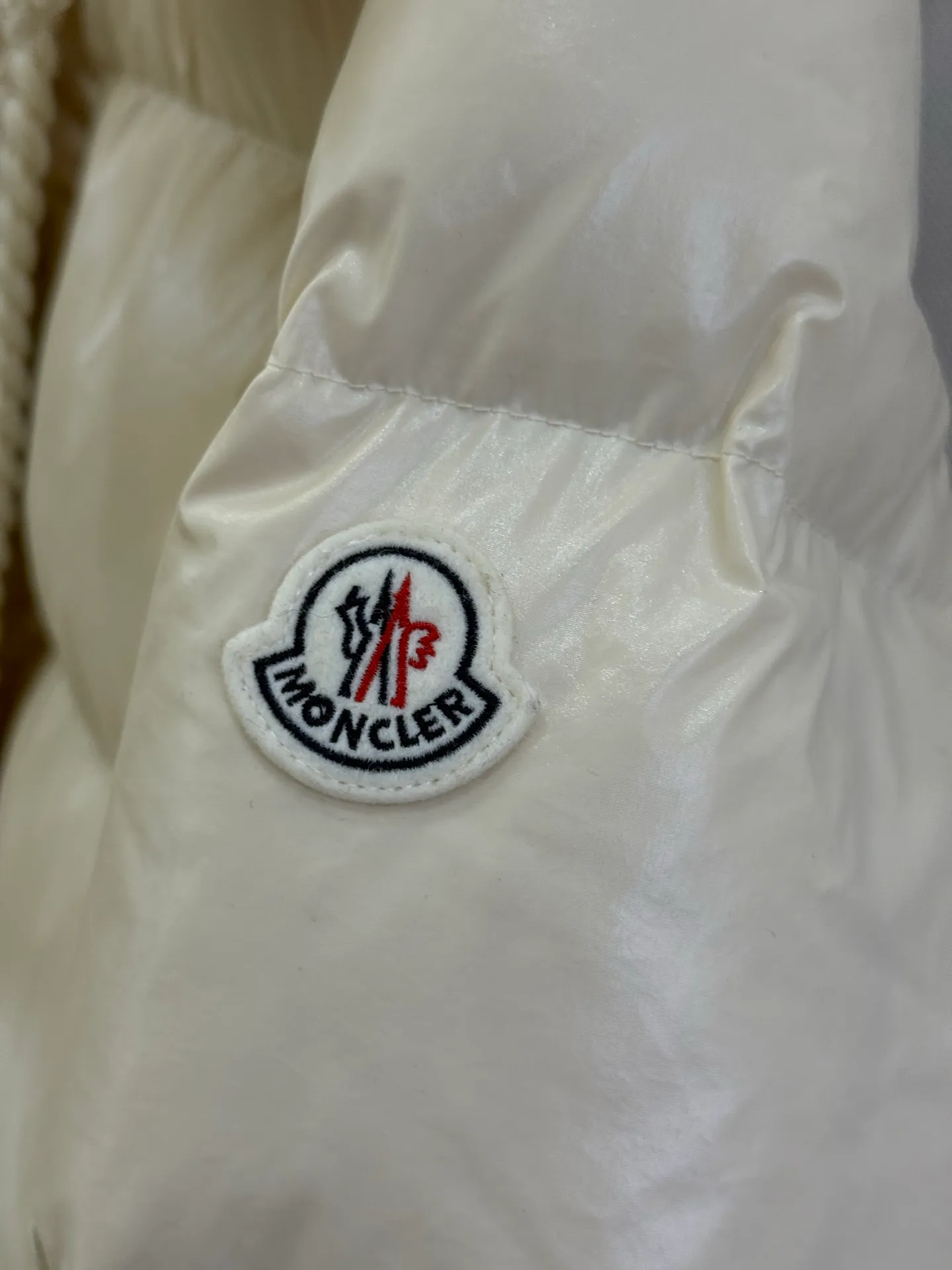 P940 Moncler/Moncler 25 new oil wax leather waisted GLAREIN hooded long-sleeved down jacket for women. Oil wax leather coated new fabric, slim design style, warm and slimming, 90% goose down filling, molded custom hardware. Color: red, white, blue, black Code number: 1-2-3-4