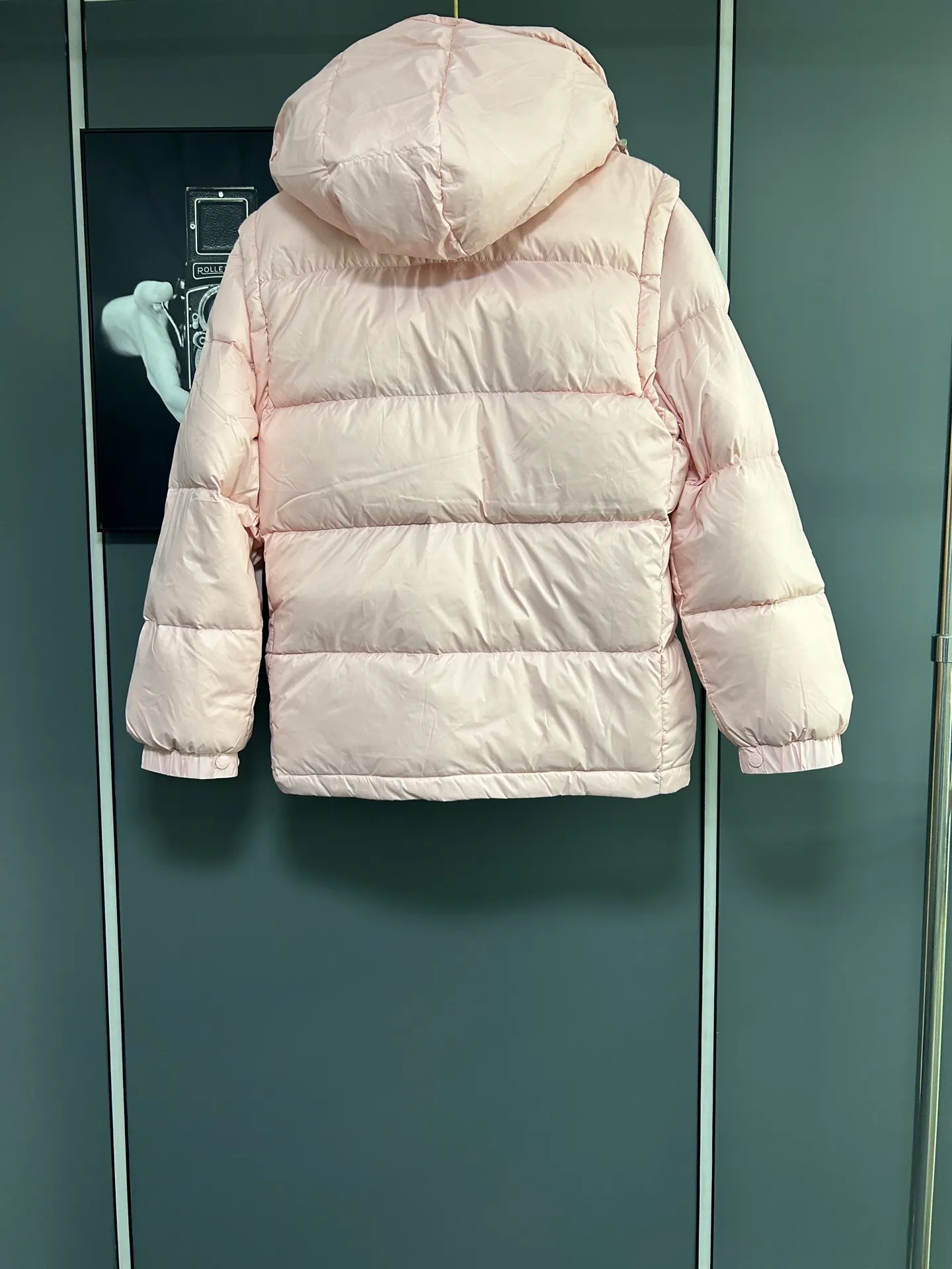 P800 2025 new autumn and winter style Moncler Avocette detachable vest down jacket original custom-made hardware accessories are all imported and original customization is welcome. Absolute high quality using top-grade 95 white duck down. Super soft and fluffy. Super heavy-duty. Fabric workmanship is perfect. Note △The fabric is super comfortable and warm. Exclusive non-market product. The upper body effect is super good. Same style for men and women. Color: Pink Size: M-3XL