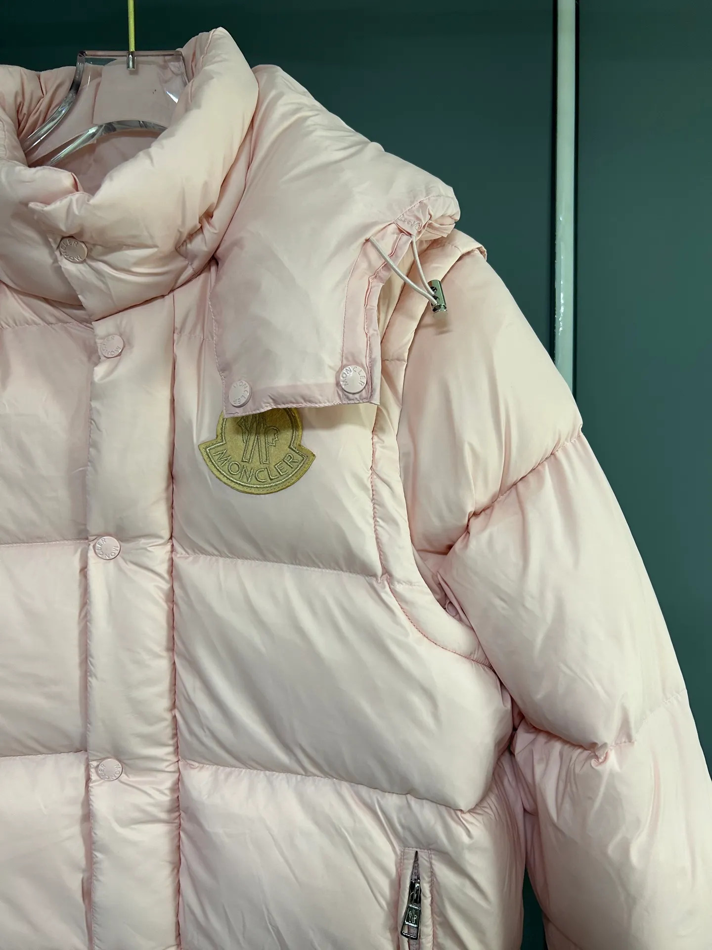 P800 2025 new autumn and winter style Moncler Avocette detachable vest down jacket original custom-made hardware accessories are all imported and original customization is welcome. Absolute high quality using top-grade 95 white duck down. Super soft and fluffy. Super heavy-duty. Fabric workmanship is perfect. Note △The fabric is super comfortable and warm. Exclusive non-market product. The upper body effect is super good. Same style for men and women. Color: Pink Size: M-3XL