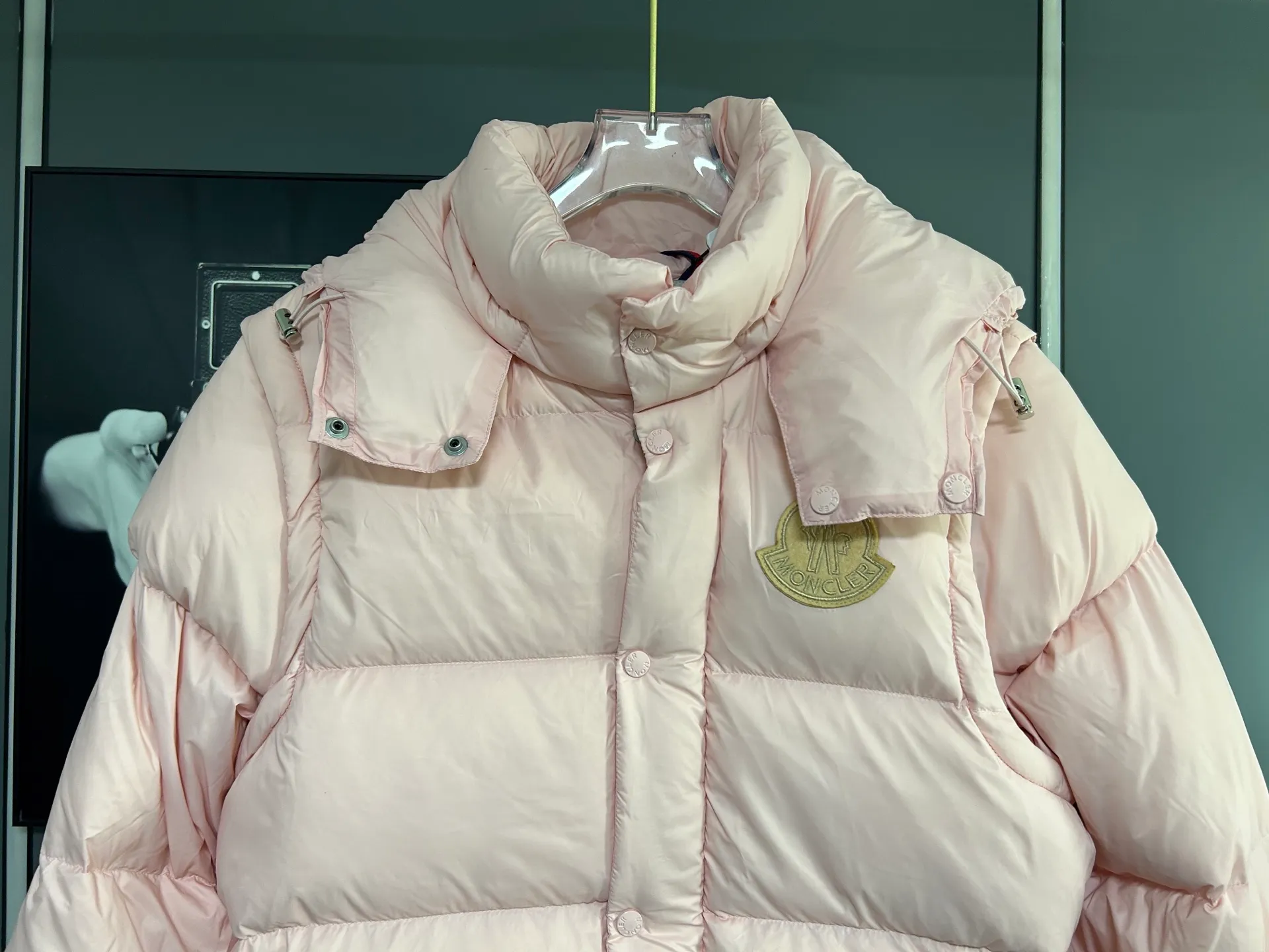 P800 2025 new autumn and winter style Moncler Avocette detachable vest down jacket original custom-made hardware accessories are all imported and original customization is welcome. Absolute high quality using top-grade 95 white duck down. Super soft and fluffy. Super heavy-duty. Fabric workmanship is perfect. Note △The fabric is super comfortable and warm. Exclusive non-market product. The upper body effect is super good. Same style for men and women. Color: Pink Size: M-3XL