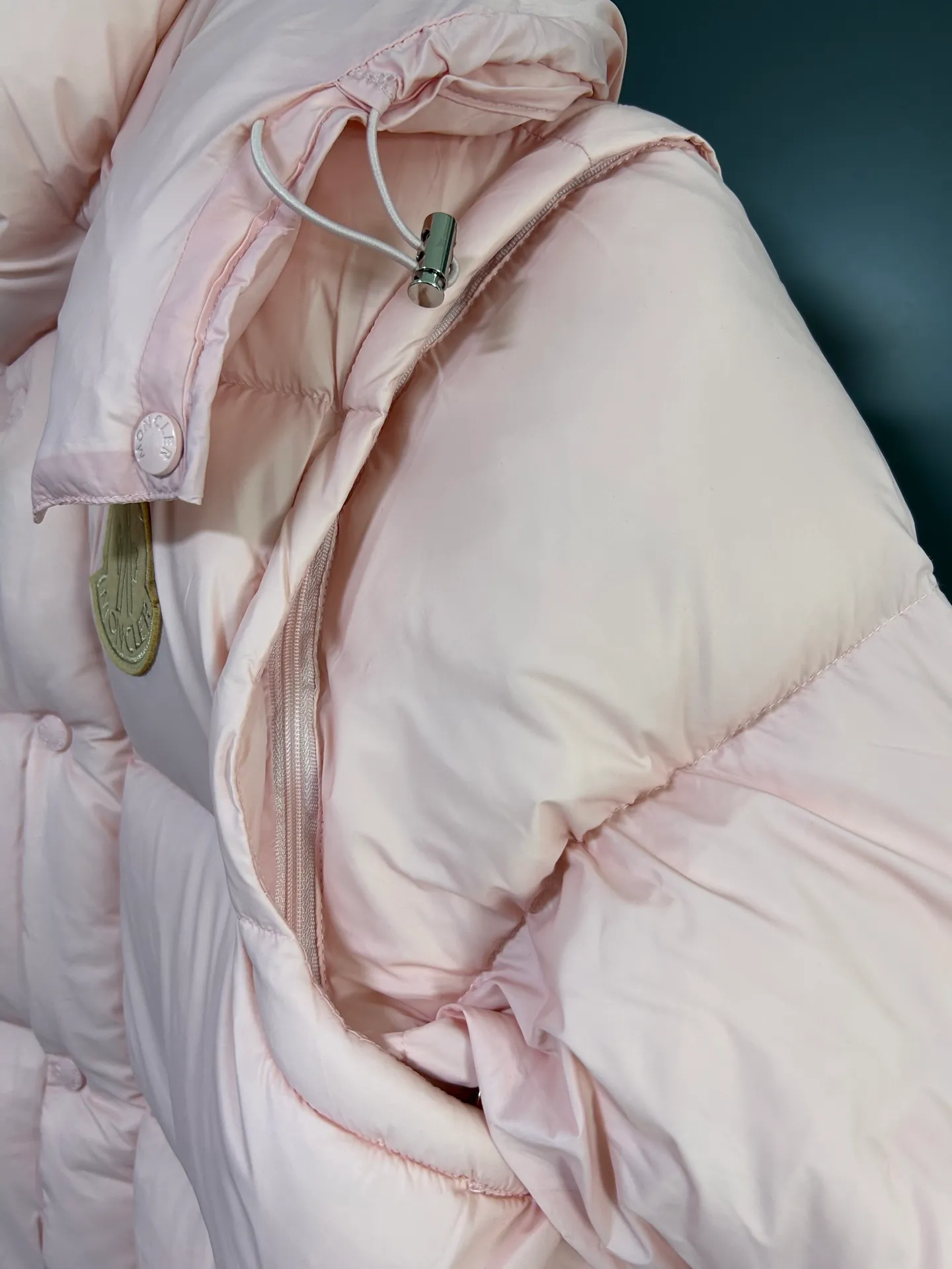 P800 2025 new autumn and winter style Moncler Avocette detachable vest down jacket original custom-made hardware accessories are all imported and original customization is welcome. Absolute high quality using top-grade 95 white duck down. Super soft and fluffy. Super heavy-duty. Fabric workmanship is perfect. Note △The fabric is super comfortable and warm. Exclusive non-market product. The upper body effect is super good. Same style for men and women. Color: Pink Size: M-3XL