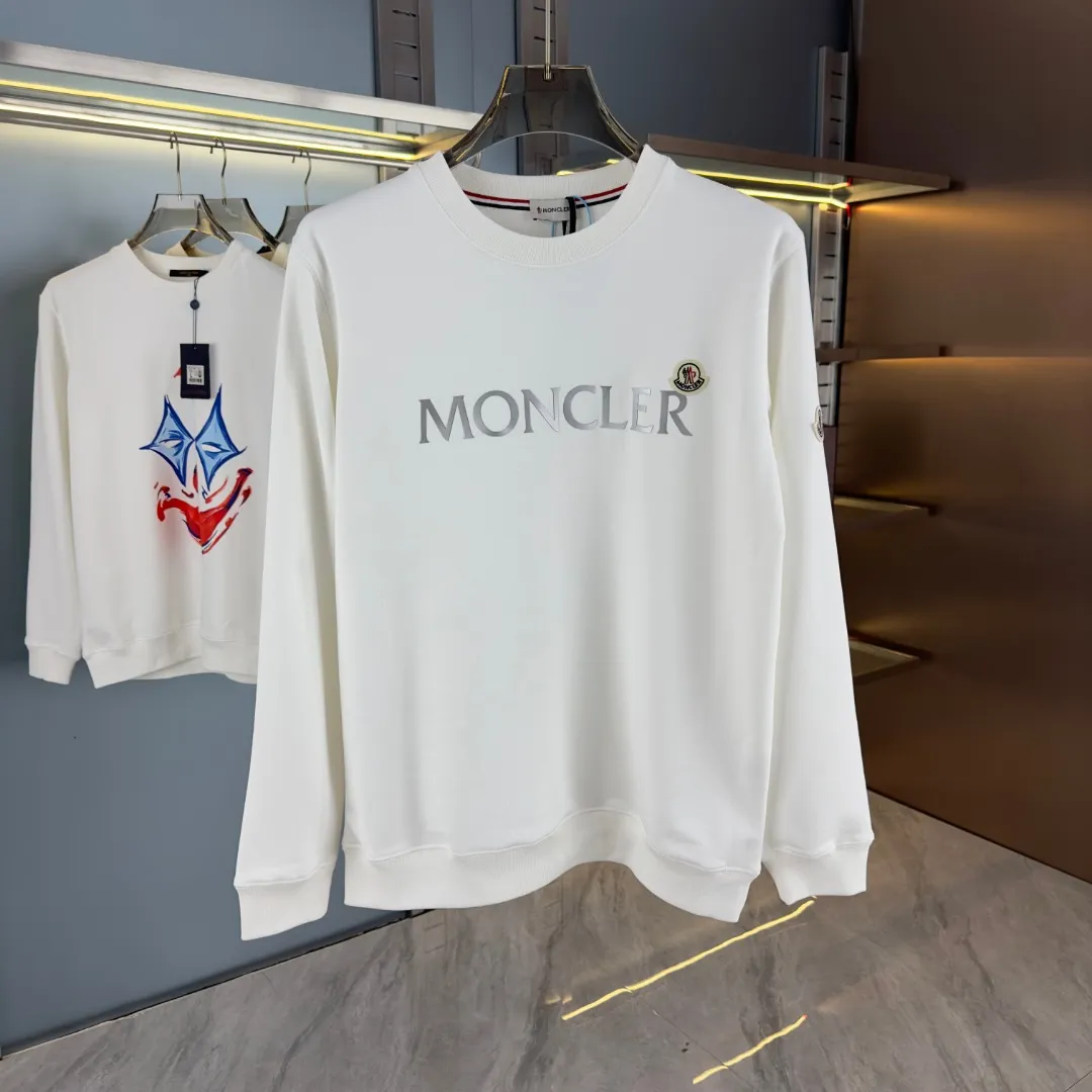 P210 Actual photo of high version sweatshirt) [Long-term stock] 〖𝐌𝐎𝐍𝐂𝐋𝐄𝐑~Meng Mou〗 Made of 440g heavyweight fabric. It is different from the market currency. It can be matched with any variety and it will be properly handsome😎The whole dress is made of double waistcoats. The double waistcoats make the whole dress more three-dimensional. It is not an ordinary factory that can do such fine work. 2025 T stage spring catwalk version, on sale at counters, round neck terry sweatshirt, high-end double-ply cotton, custom-made stretch ribs, dyed in the same vat, complete with three standards, matched with exquisite embroidered LOGO on the chest, simple and advanced, same style for men and women. Color: black, apricot, white, size: S M L XL 2XL
