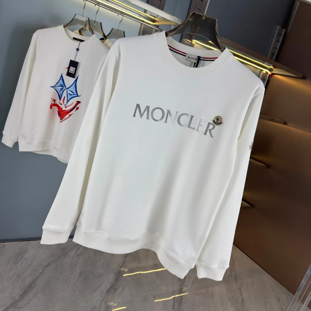 P210 Actual photo of high version sweatshirt) [Long-term stock] 〖𝐌𝐎𝐍𝐂𝐋𝐄𝐑~Meng Mou〗 Made of 440g heavyweight fabric. It is different from the market currency. It can be matched with any variety and it will be properly handsome😎The whole dress is made of double waistcoats. The double waistcoats make the whole dress more three-dimensional. It is not an ordinary factory that can do such fine work. 2025 T stage spring catwalk version, on sale at counters, round neck terry sweatshirt, high-end double-ply cotton, custom-made stretch ribs, dyed in the same vat, complete with three standards, matched with exquisite embroidered LOGO on the chest, simple and advanced, same style for men and women. Color: black, apricot, white, size: S M L XL 2XL
