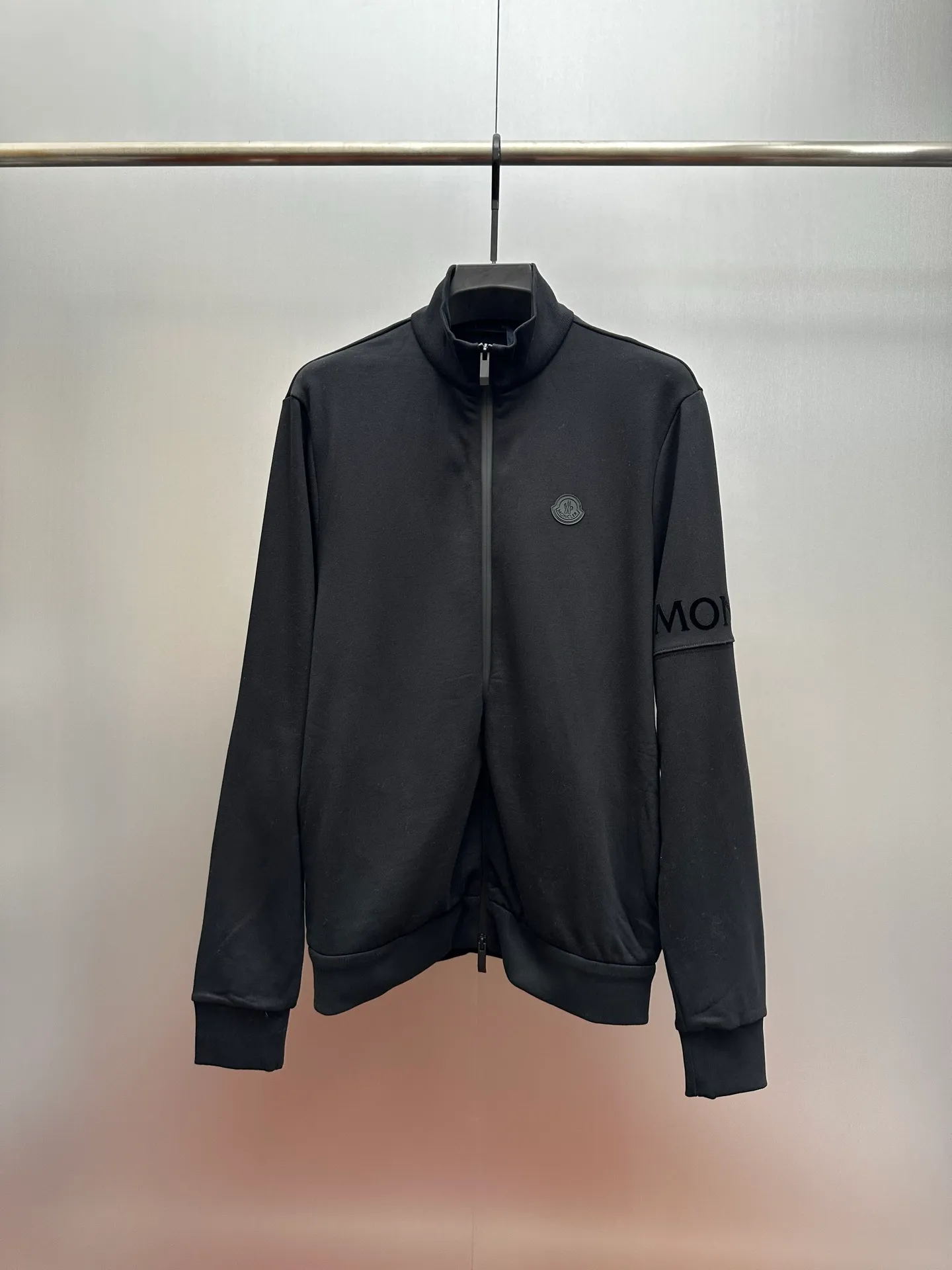 P450 MONCLER stand collar cotton solid color zipper sweatshirt, purchased and developed at 7300, 480g Austrian cotton sweatshirt fabric, 180g combed cotton plain lining, 380g 1*1 trendy brand rib, fabric fermentation wash, high temperature heat transfer, customized 1:1 chapter, customized 1:1 zipper, customized 1:1 trademark, fitted version size: S M L XL
