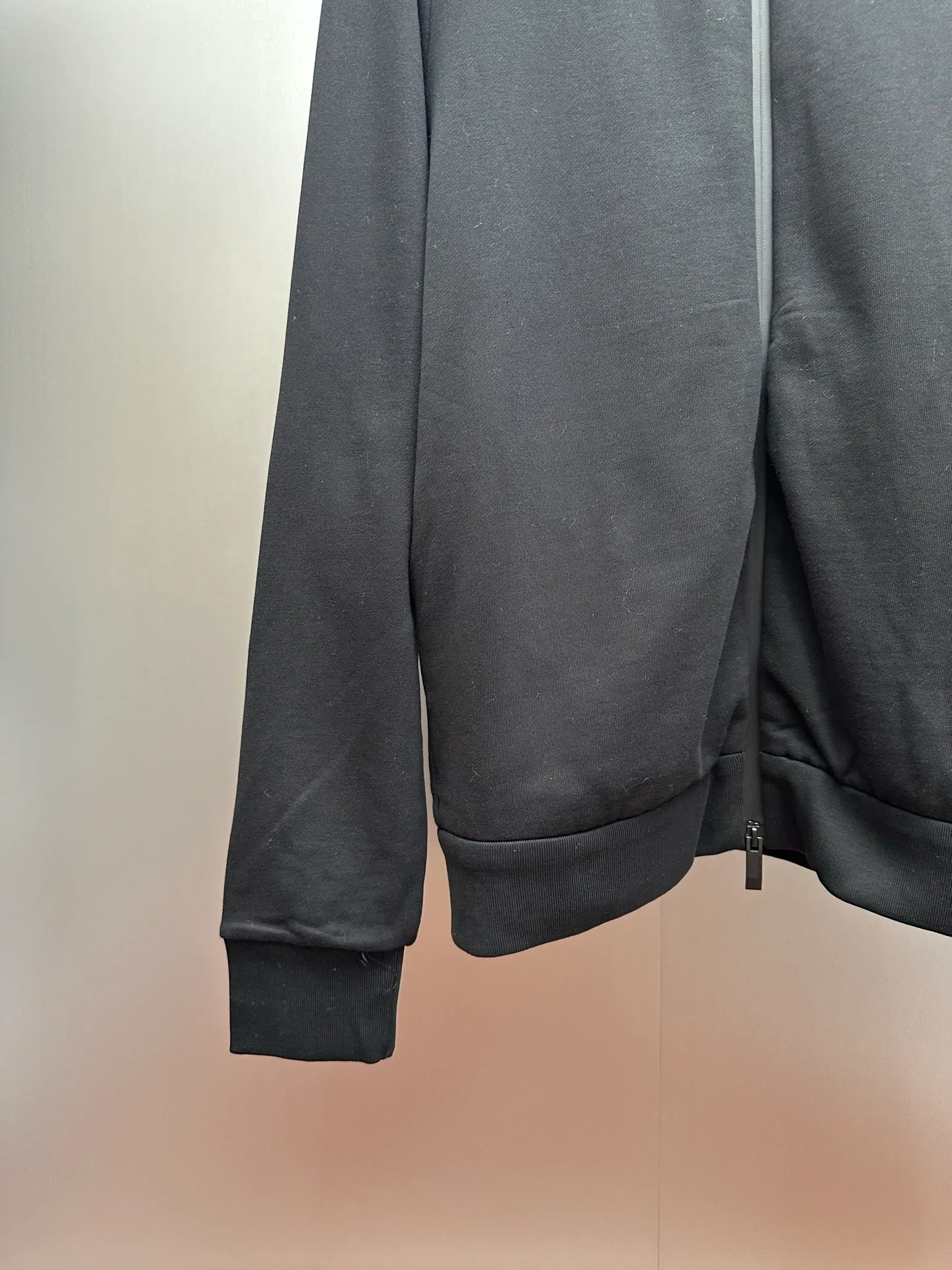 P450 MONCLER stand collar cotton solid color zipper sweatshirt, purchased and developed at 7300, 480g Austrian cotton sweatshirt fabric, 180g combed cotton plain lining, 380g 1*1 trendy brand rib, fabric fermentation wash, high temperature heat transfer, customized 1:1 chapter, customized 1:1 zipper, customized 1:1 trademark, fitted version size: S M L XL