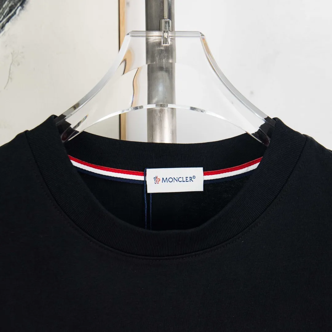 P190 zp version [exclusive supply] MONCLER/muzzled 300g round neck short-sleeved T-shirt brand classic badge letter LOGO embossed process official synchronization high version high quality fashionable personality versatile trend pure original quality original fabric hang tag collar label washed wheat three standards complete Color: Black. White. Size: S M L XL XXL Number: WS10029