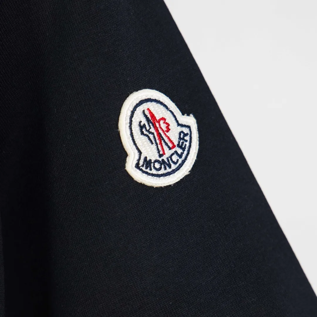 P190 zp version [exclusive supply] MONCLER/muzzled 300g round neck short-sleeved T-shirt brand classic badge letter LOGO embossed process official synchronization high version high quality fashionable personality versatile trend pure original quality original fabric hang tag collar label washed wheat three standards complete Color: Black. White. Size: S M L XL XXL Number: WS10029